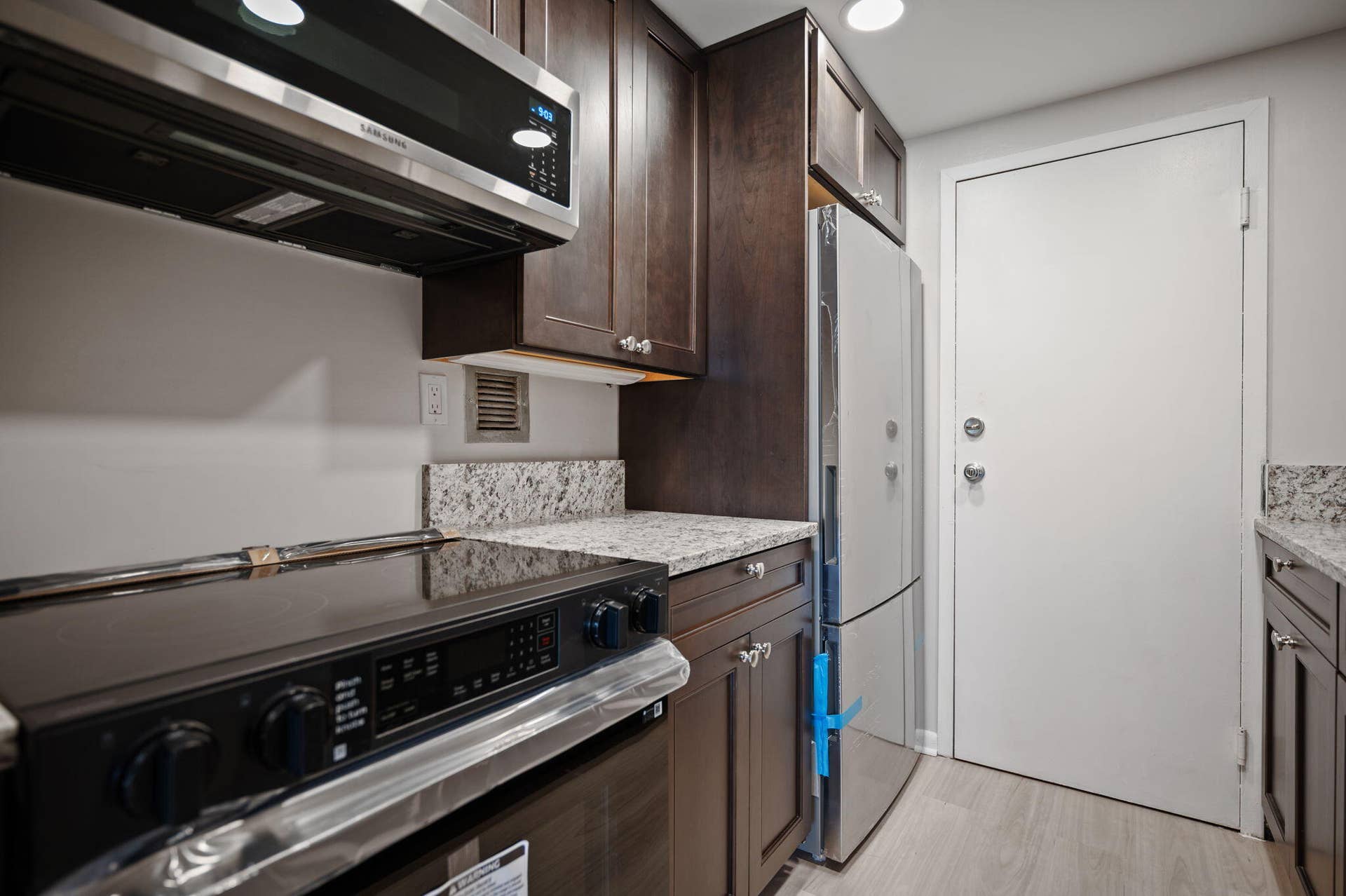 900 NE 18th Avenue, #1407, Fort Lauderdale, FL 33304 Units PH 1406 & PH 1407 are being sold together for $565,000. Unit 1407 kitchen (brand new)