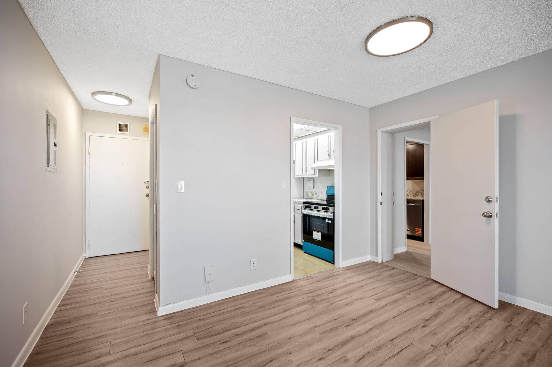 900 NE 18th Avenue, #1407, Fort Lauderdale, FL 33304 Units PH 1406 & PH 1407 are being sold together for $565,000. Unit 1407 entry door, entry to kitchen and 2nd adjoining door to 1406.