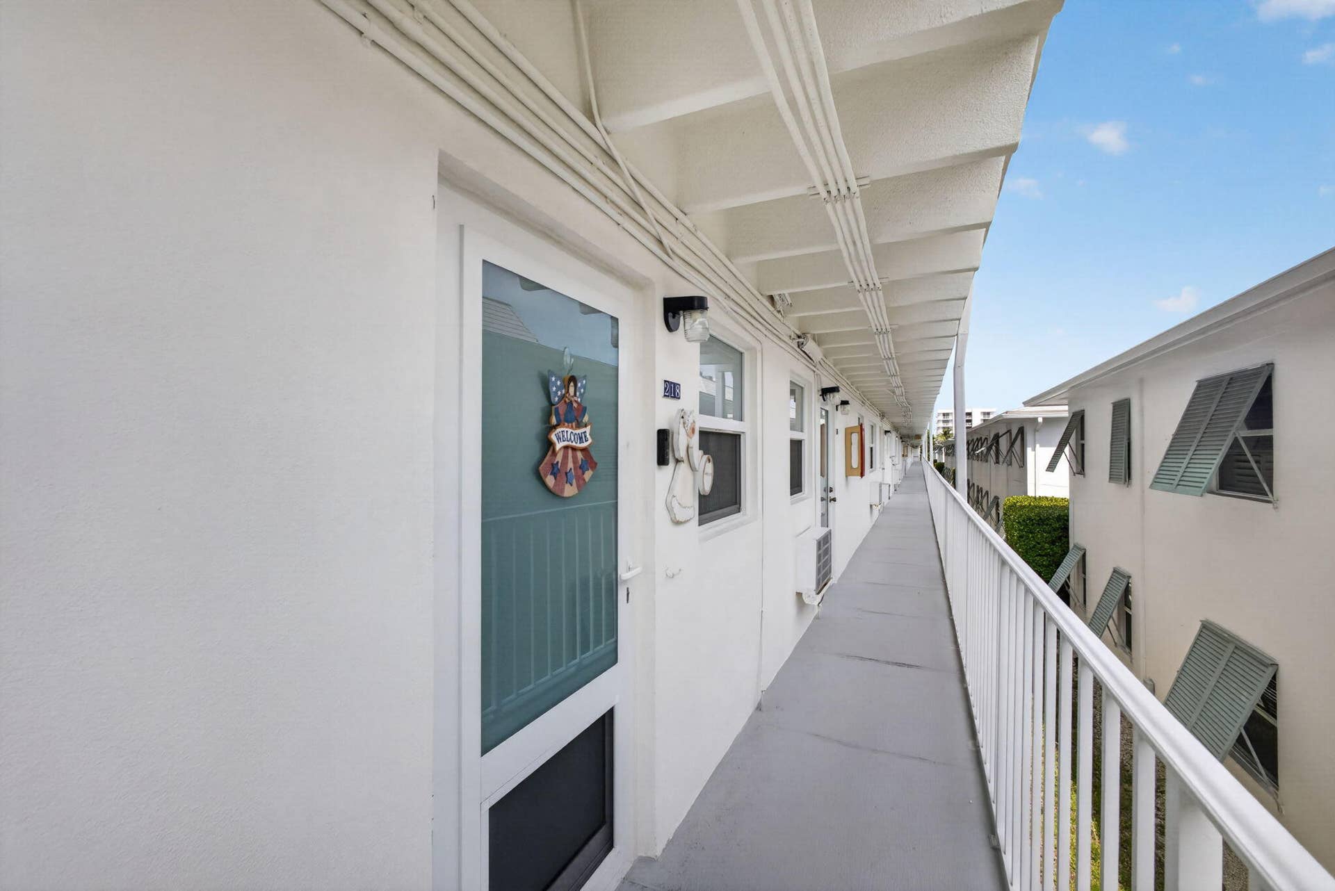 4001 S Ocean Boulevard, #218, South Palm Beach, FL 33480 Exterior Catwalk