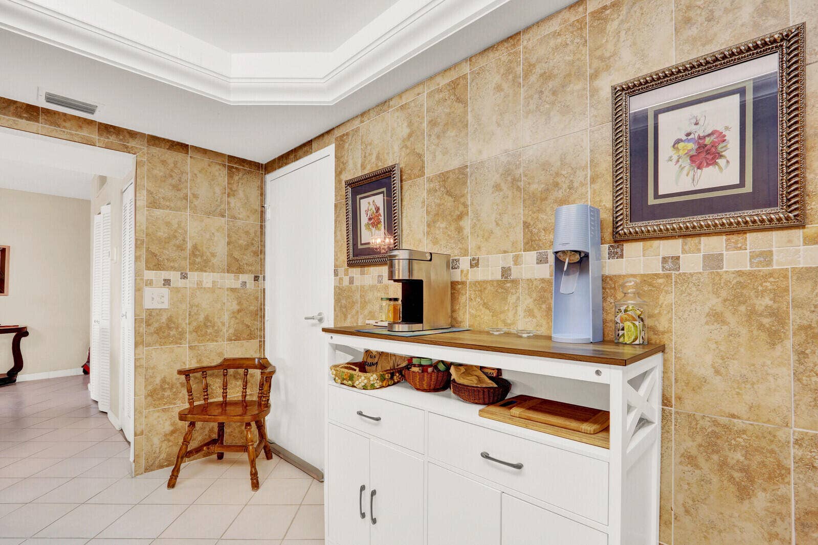 Private entrance to kitchen