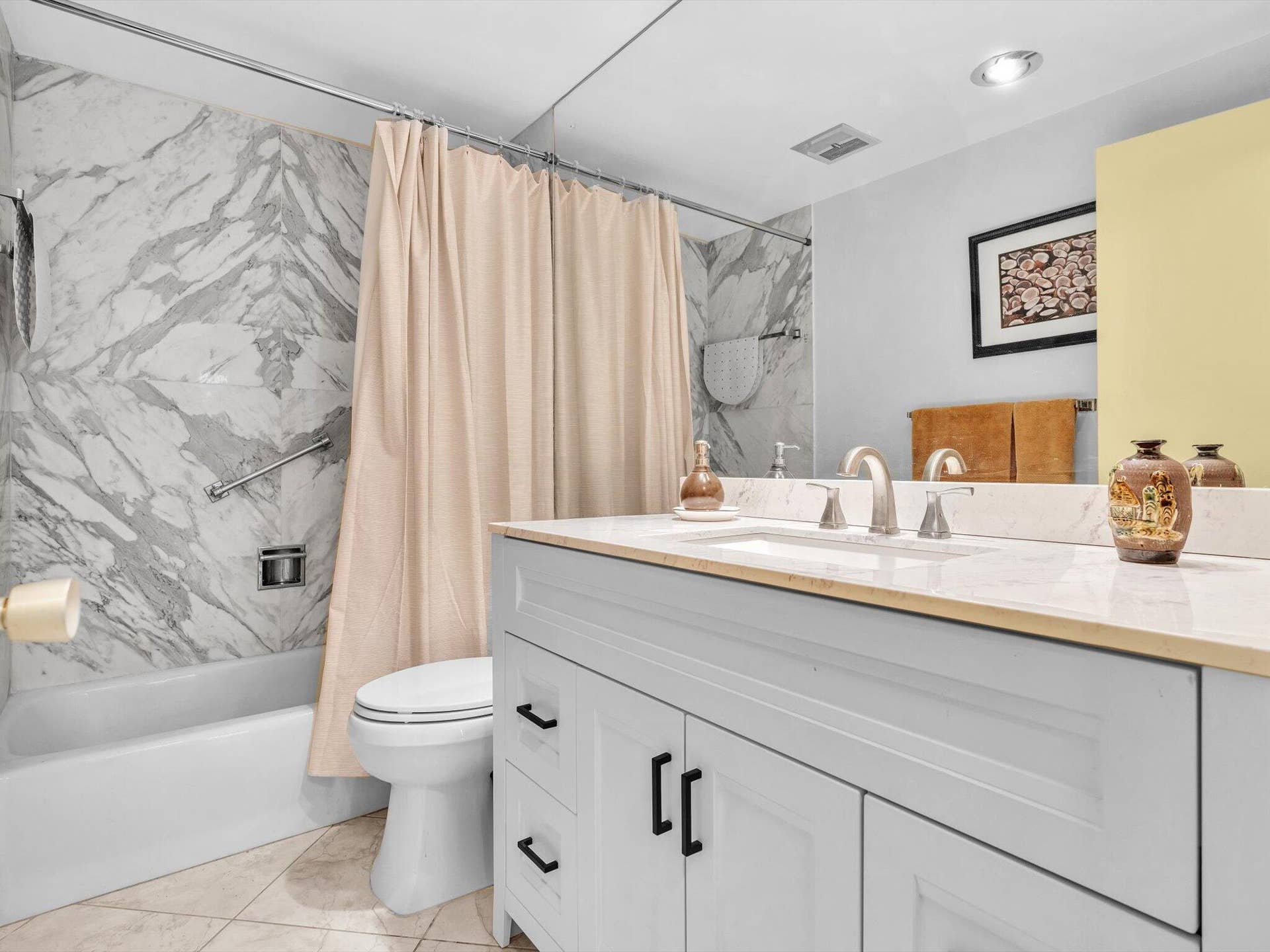 3300 NE 36th Street, #721, Fort Lauderdale, FL 33308 Guest bathroom