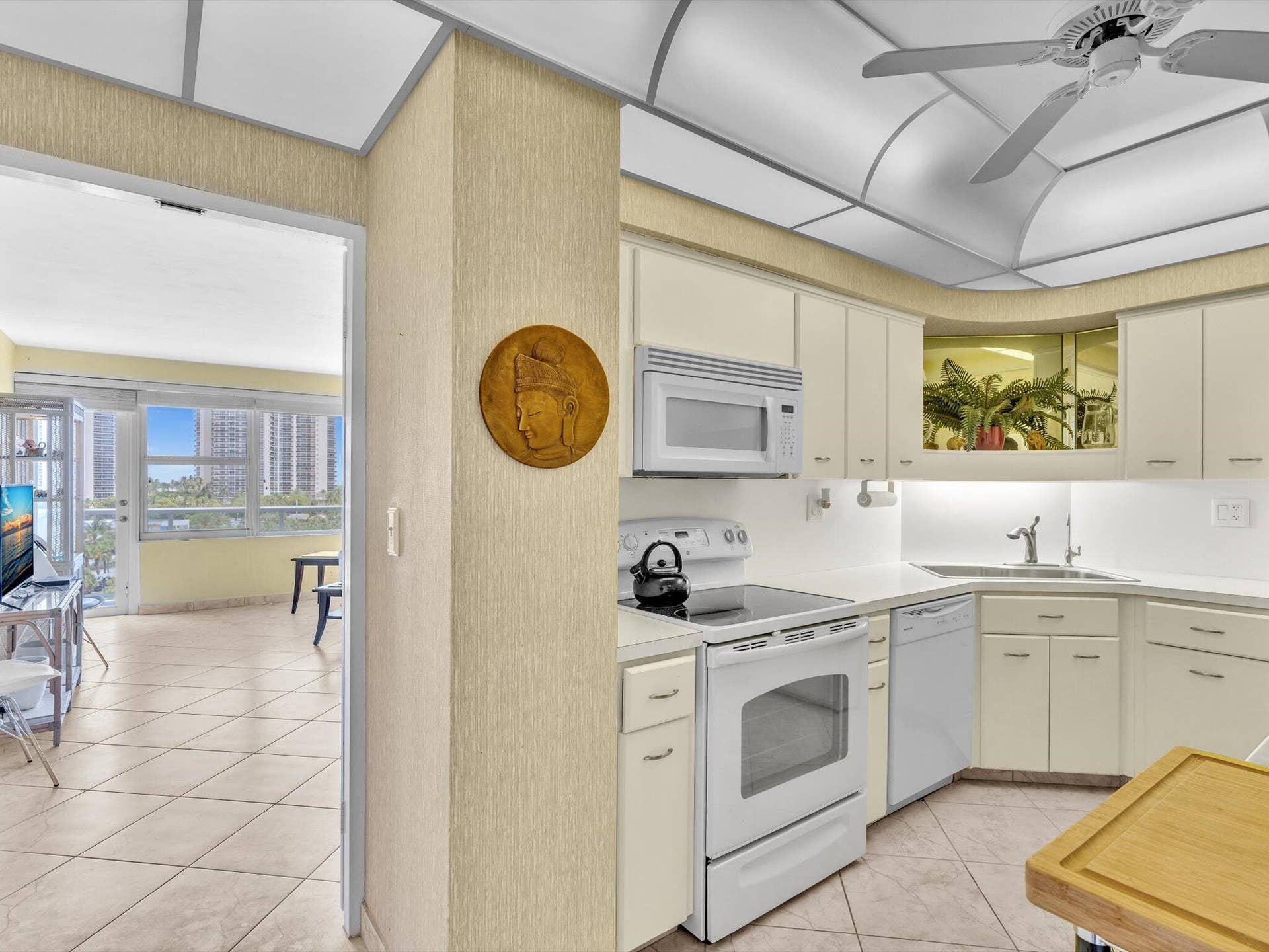 3300 NE 36th Street, #721, Fort Lauderdale, FL 33308 Large kitchen