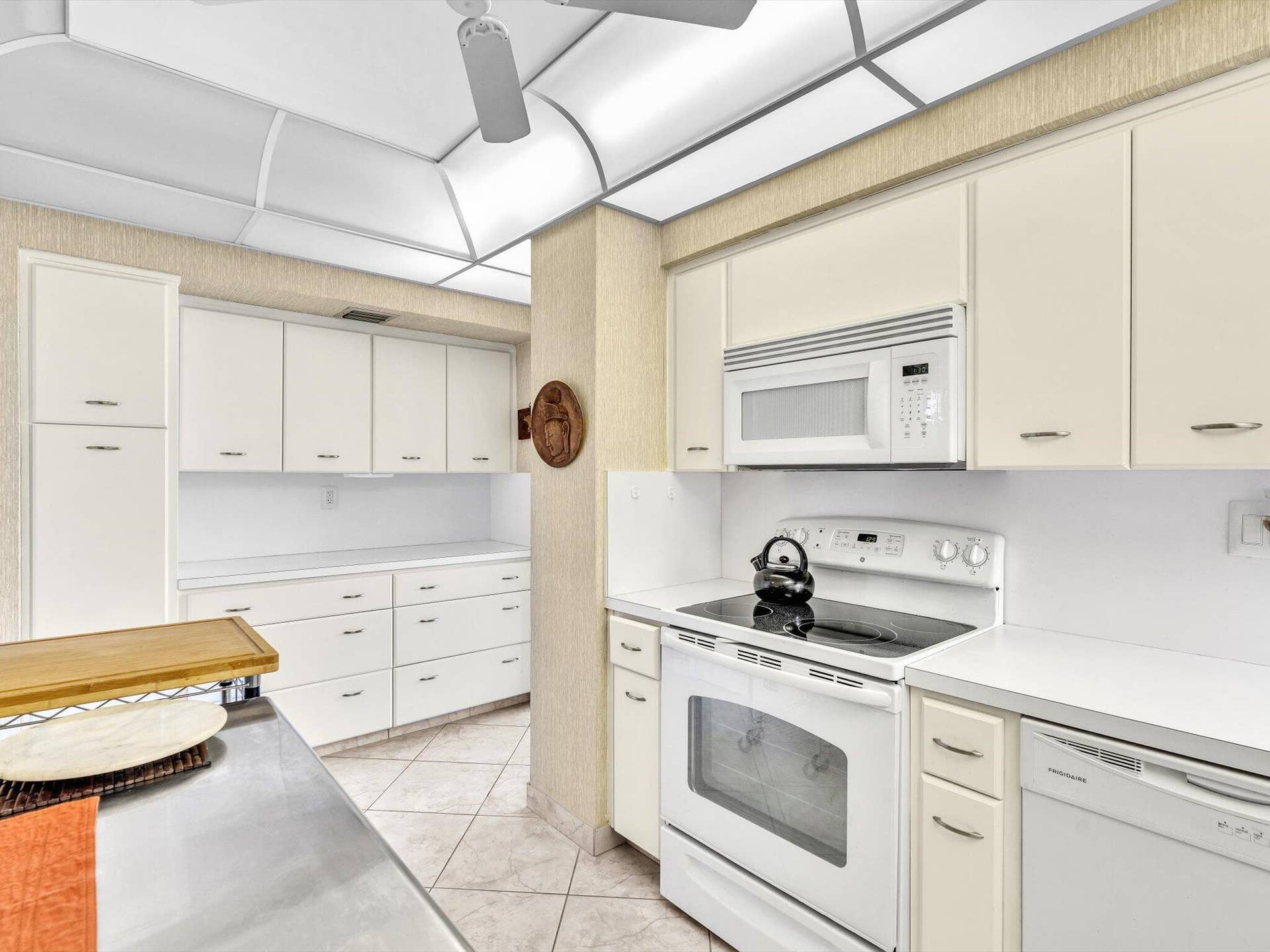 3300 NE 36th Street, #721, Fort Lauderdale, FL 33308 Bright and light
