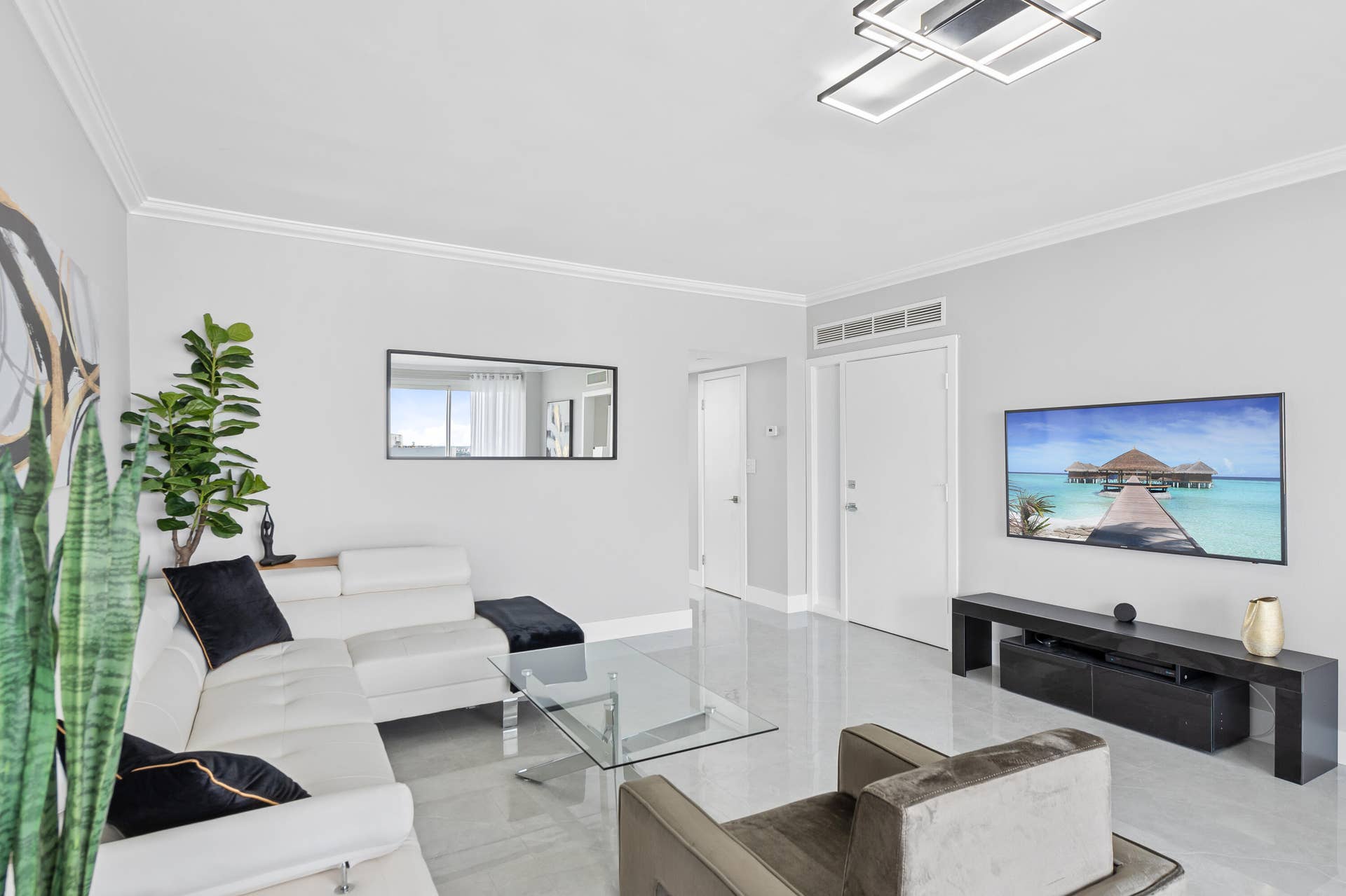 2800 E Sunrise Boulevard, #19d, Fort Lauderdale, Fort Lauderdale, FL 33304 Living areaa