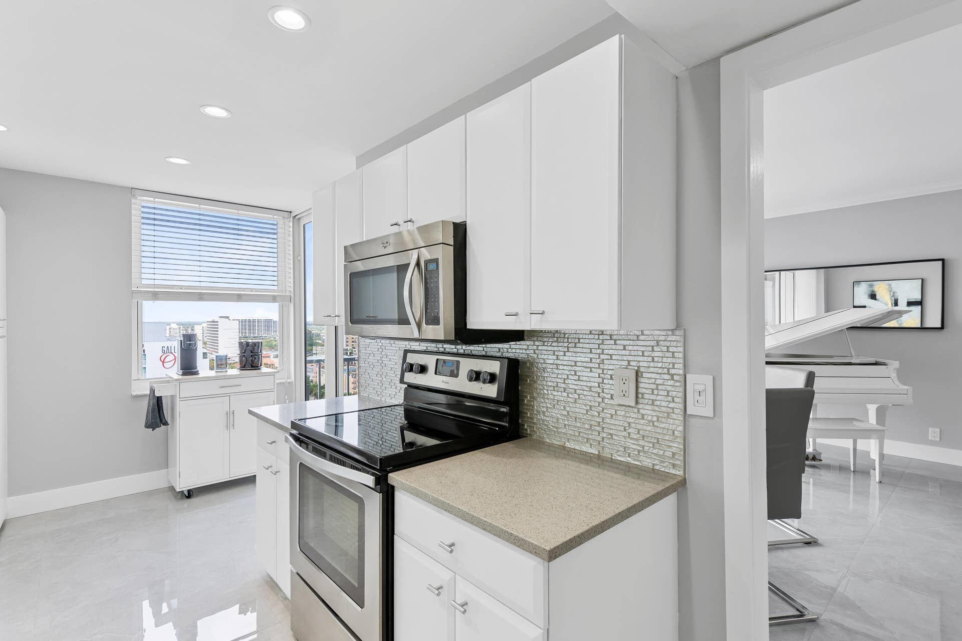 2800 E Sunrise Boulevard, #19d, Fort Lauderdale, Fort Lauderdale, FL 33304 Kitchen
