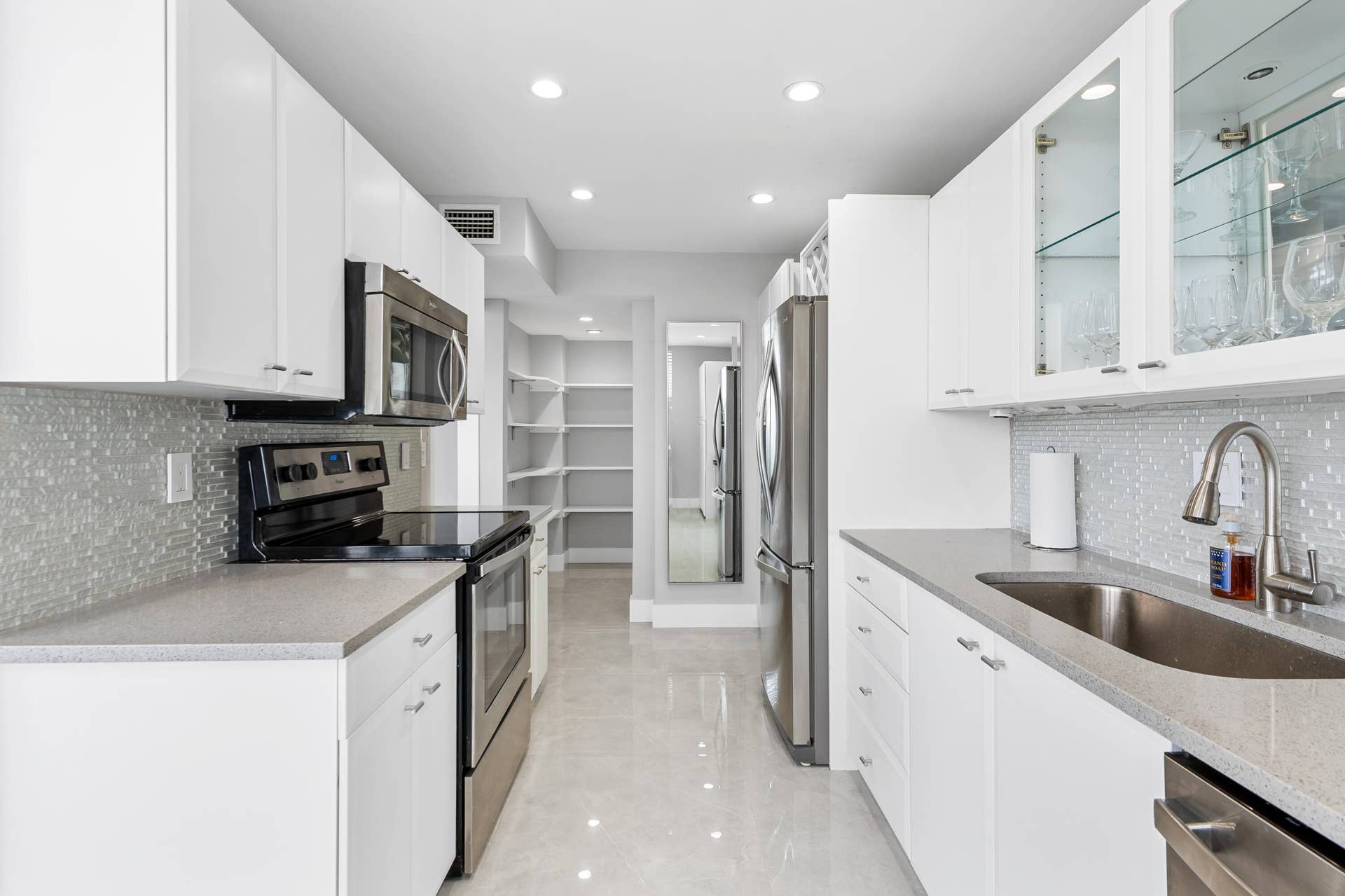 2800 E Sunrise Boulevard, #19d, Fort Lauderdale, Fort Lauderdale, FL 33304 Kitchen