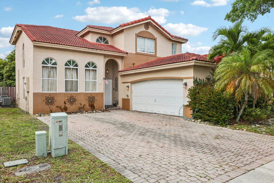 Property photo for 405 E Royal Cove Circle, Davie, FL