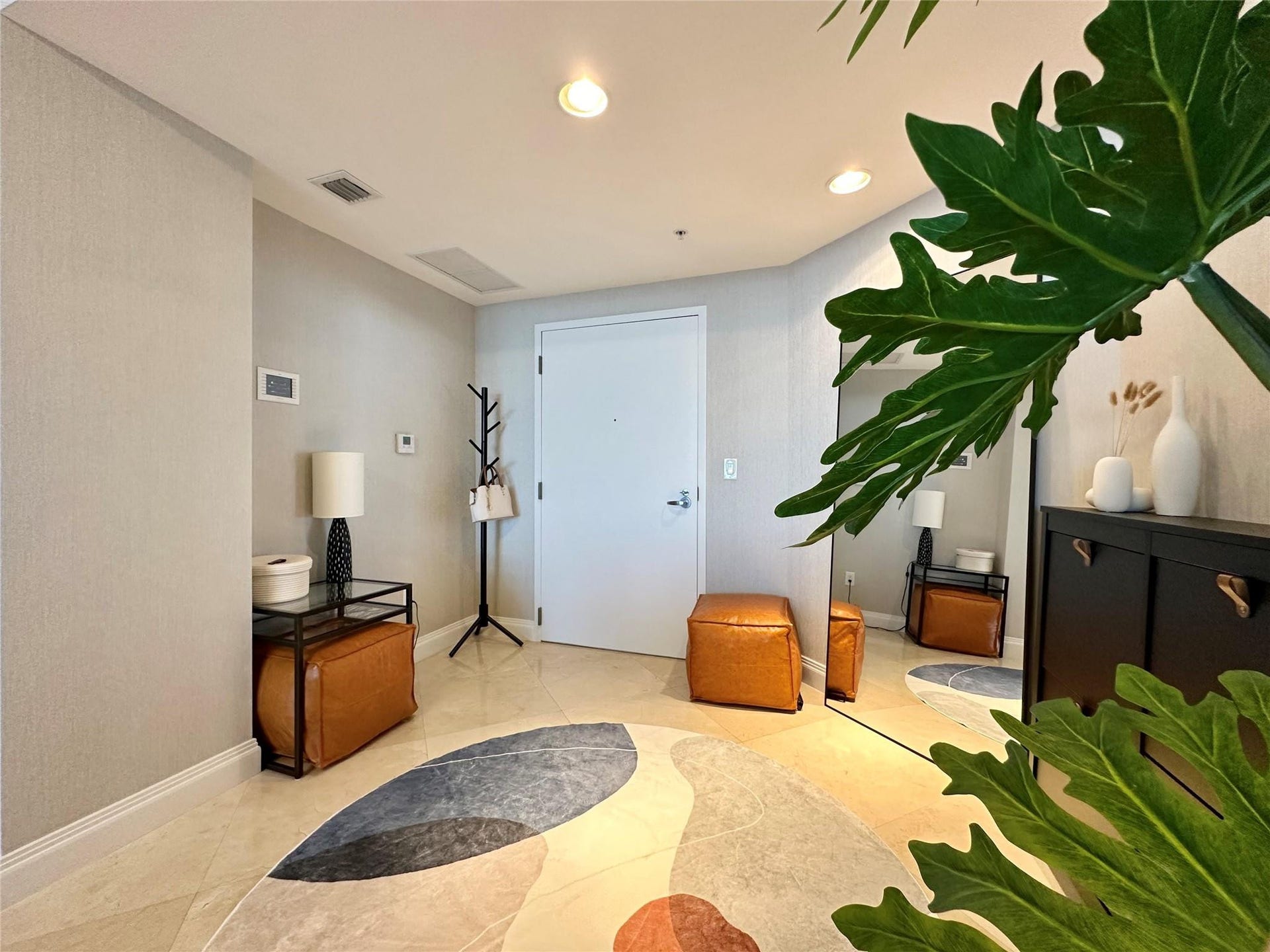Entry area inside