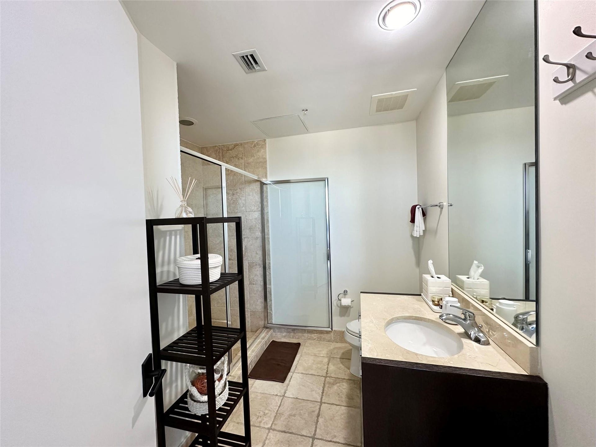 2nd bath in 2nd bed suite