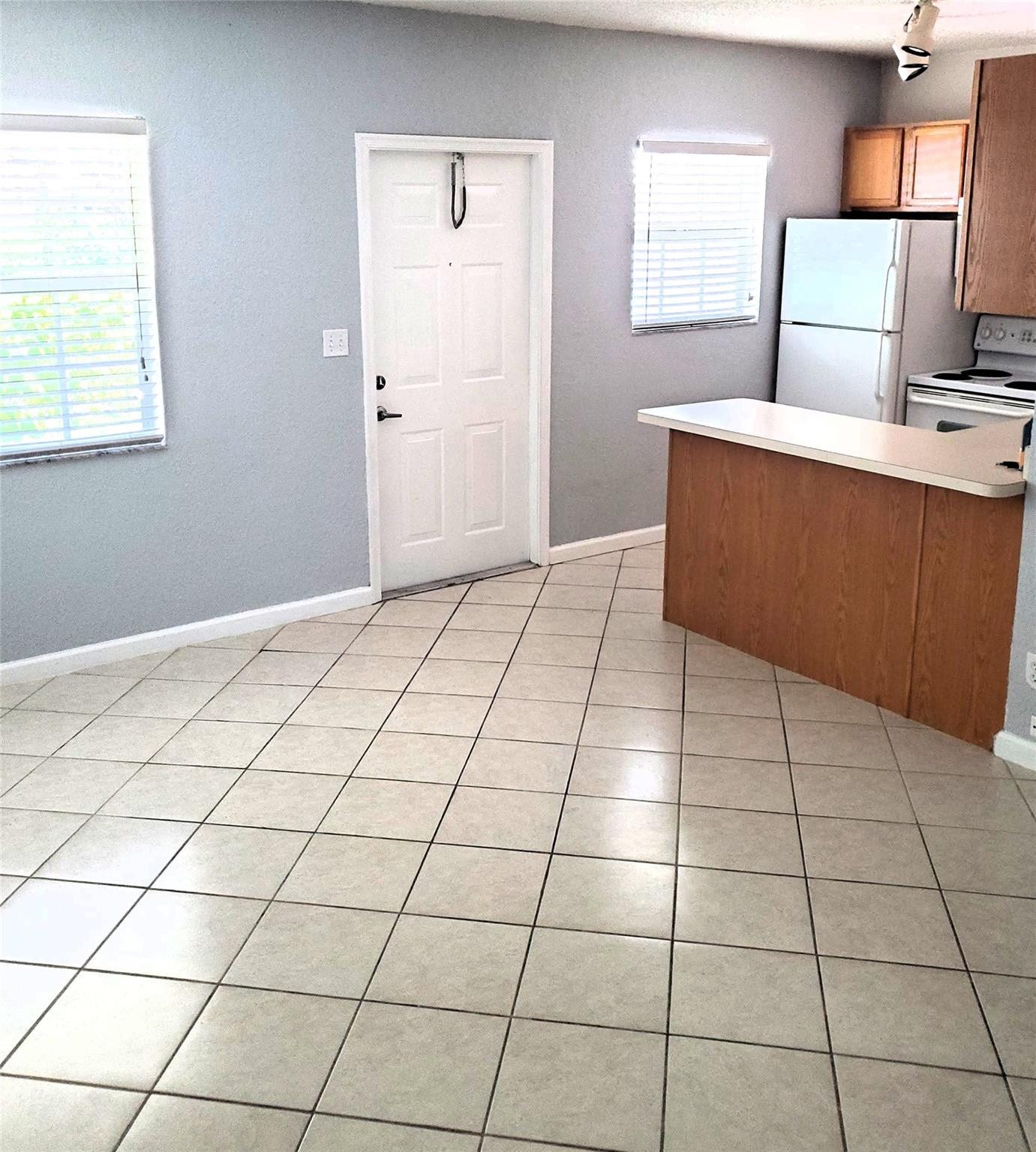 2660 NE 8th Avenue, #302, Wilton Manors, FL 33334 Open airy living area