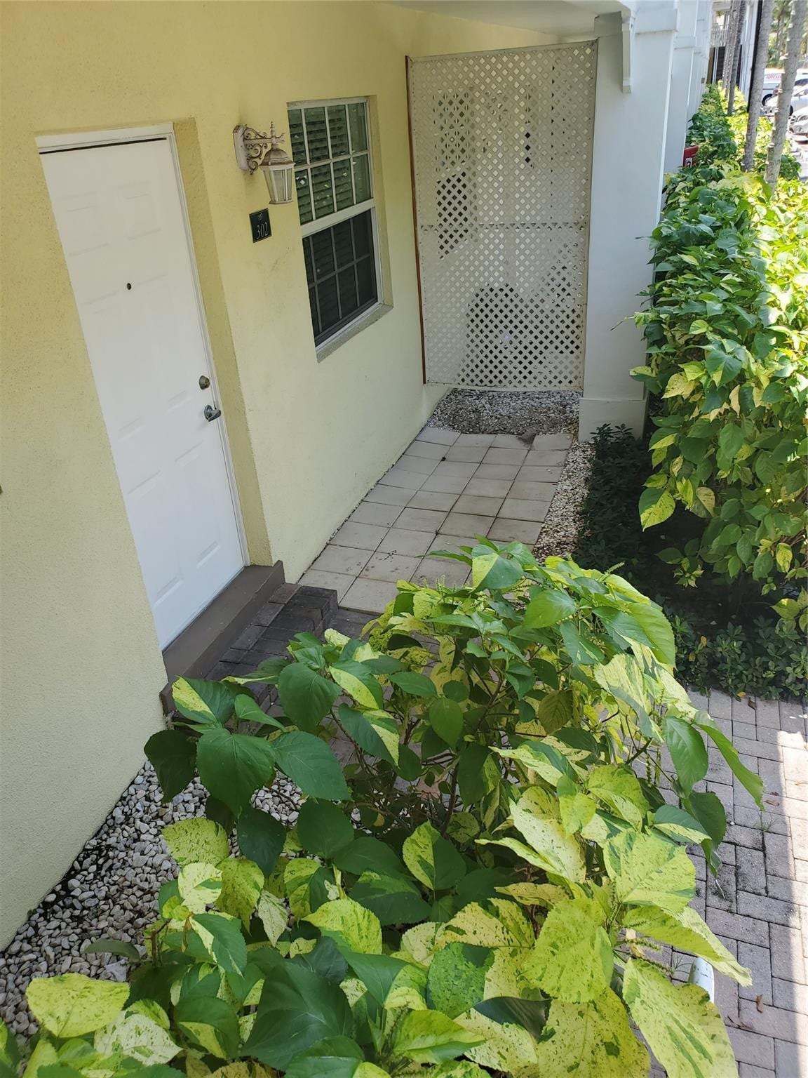 2660 NE 8th Avenue, #302, Wilton Manors, FL 33334 Front Patio