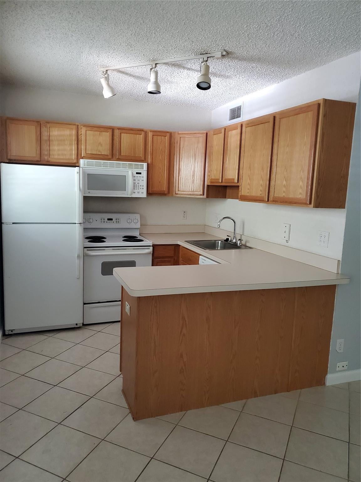 2660 NE 8th Avenue, #302, Wilton Manors, FL 33334 Open kitchen has lots of cabinet space