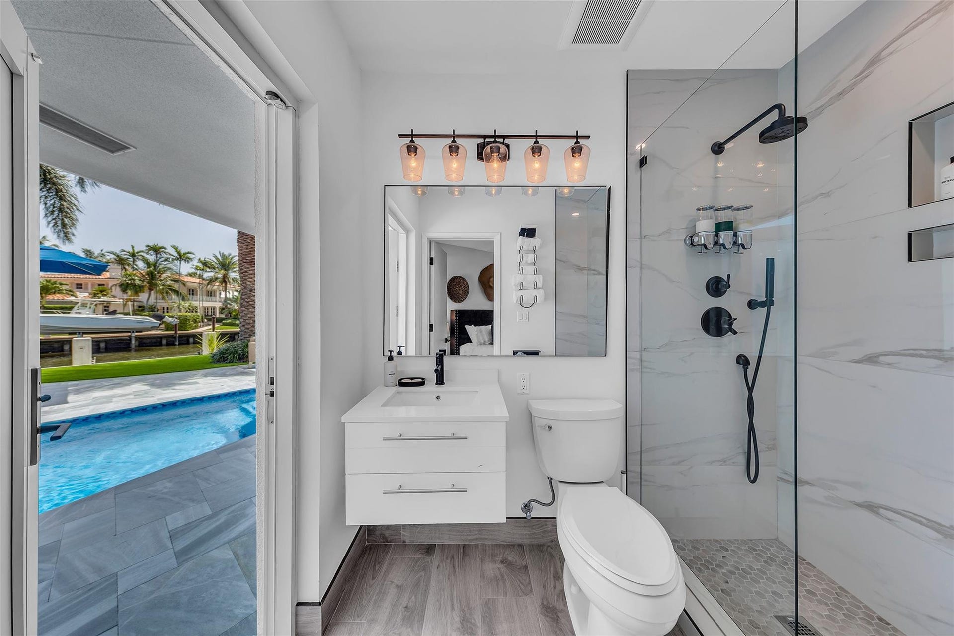 3rd bedroom's ensuite with pool access