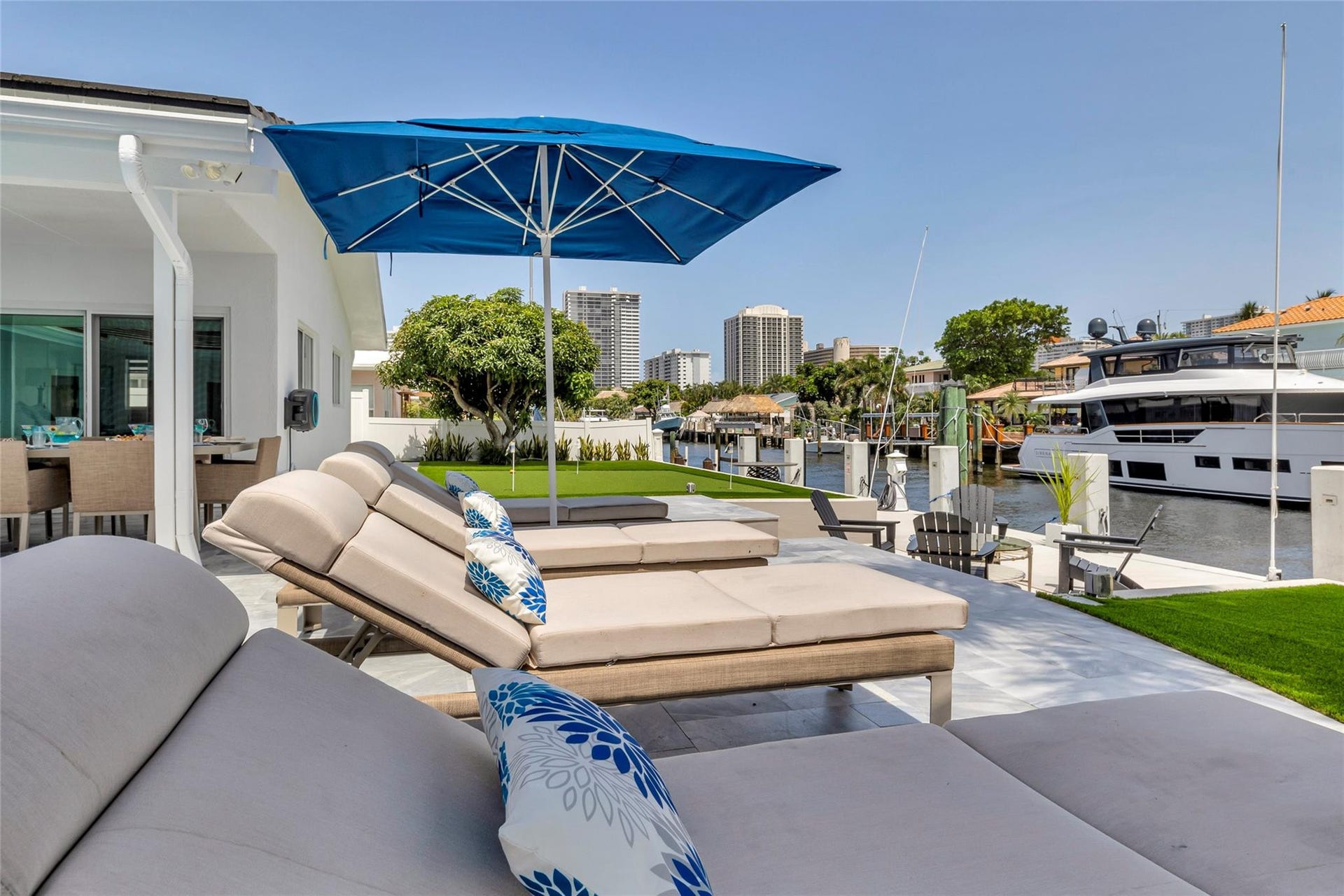 Lounging area with 4 Lounge Chairs overlooking intercostal.