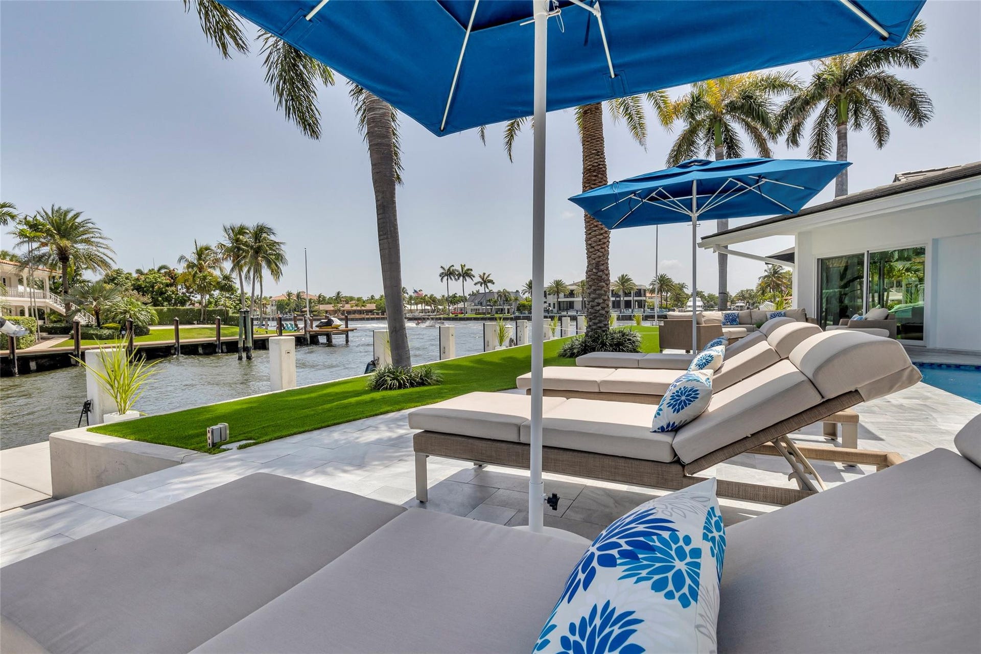 Lounging area with 4 Lounge Chairs overlooking intercostal.