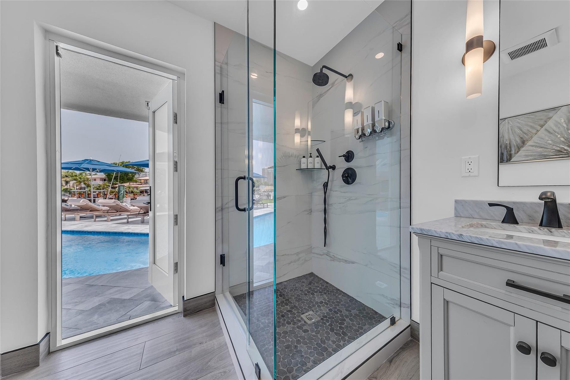 2nd Primary's ensuite bathroom with door to pool