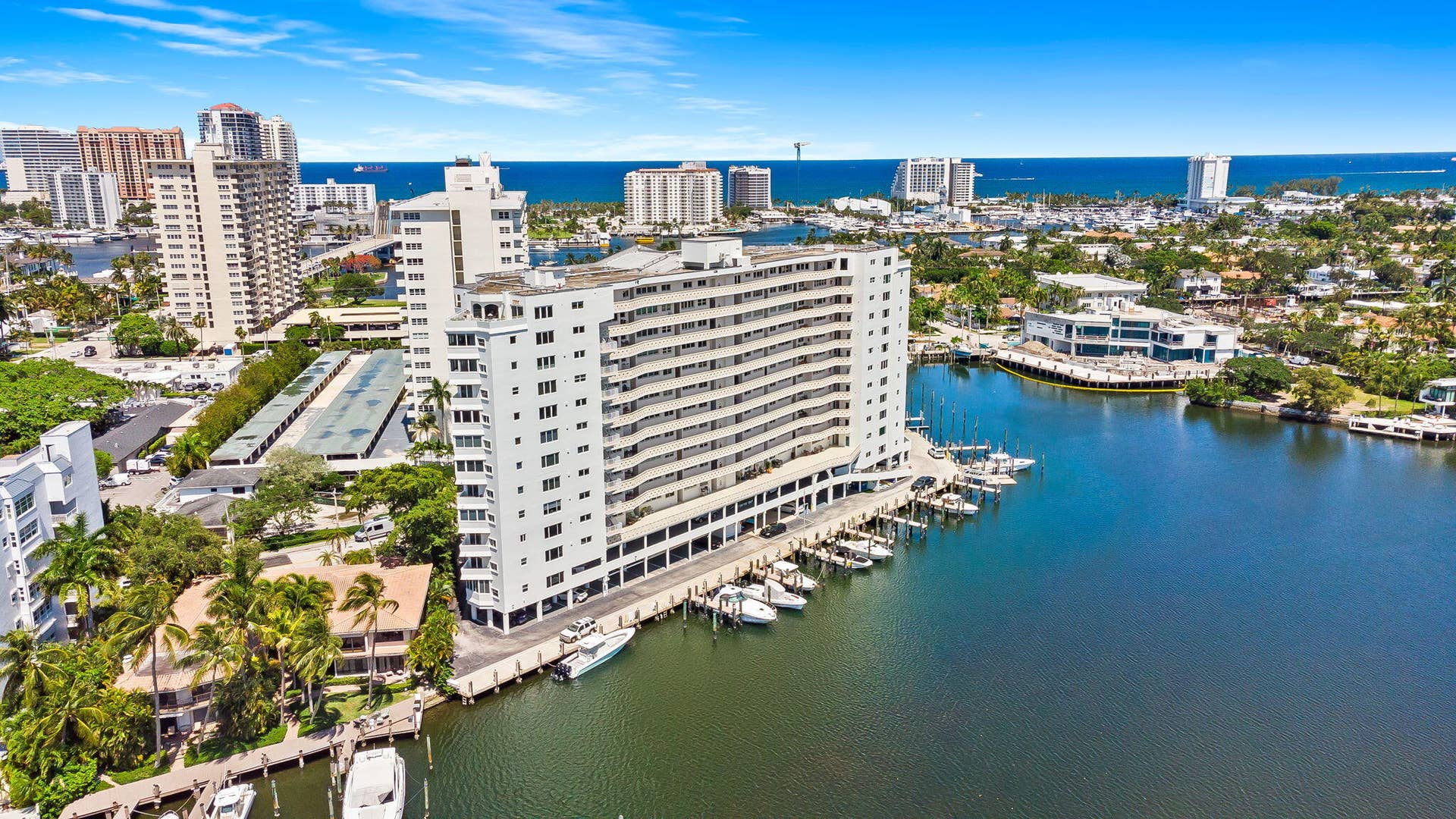 perfectly located to beach and downtown Las Olas