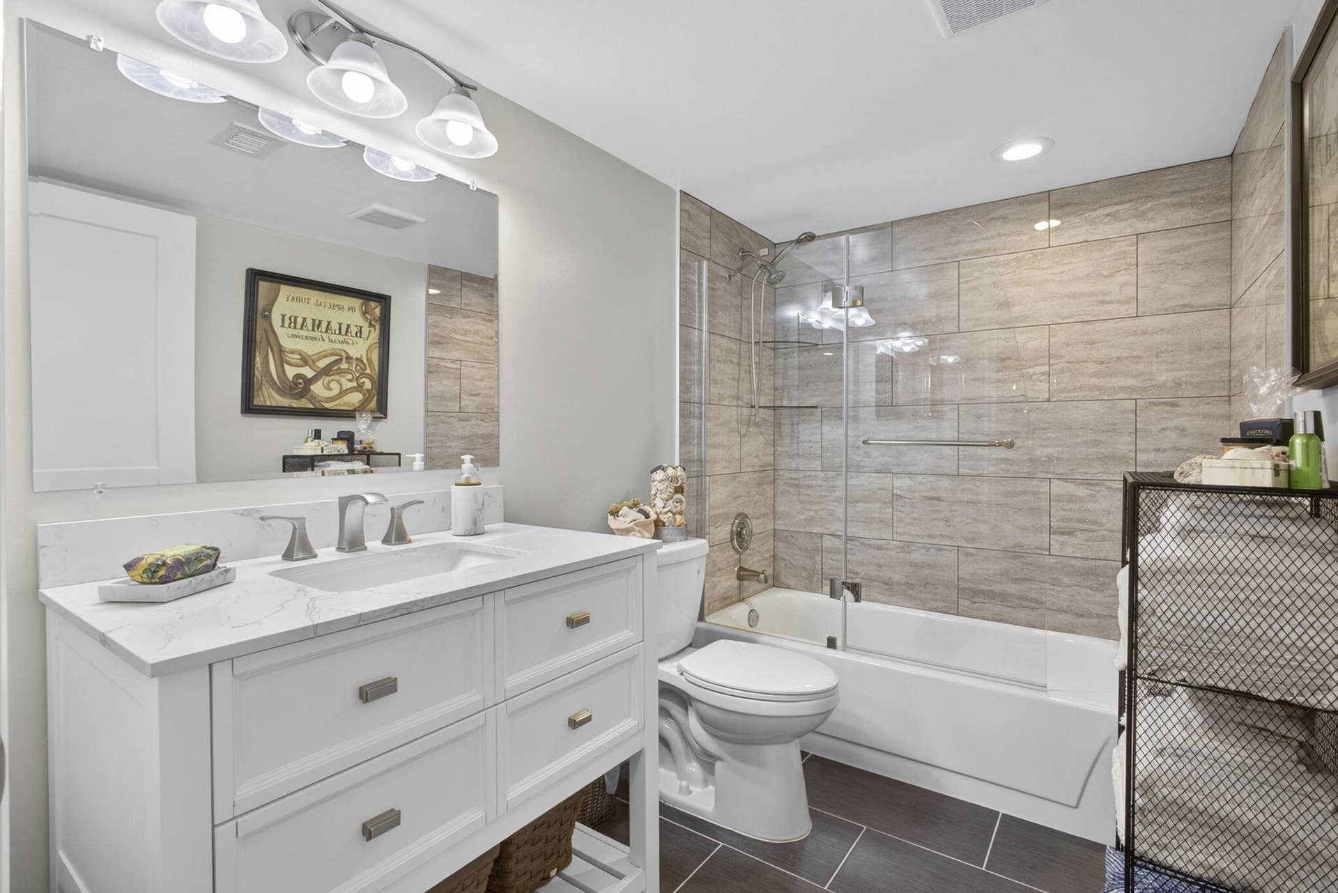 tub with frameless glass