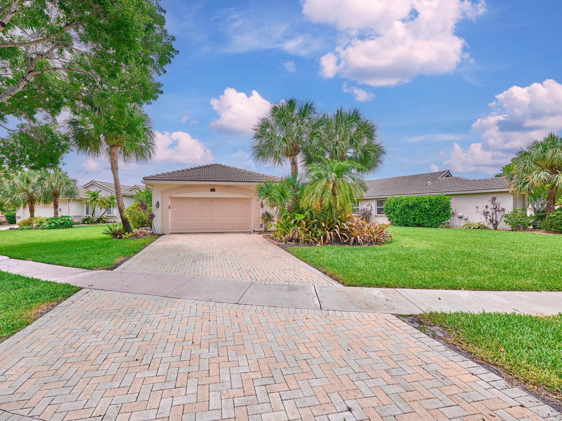 2649 Clipper Circle, West Palm Beach, FL 33411 Long Driveway