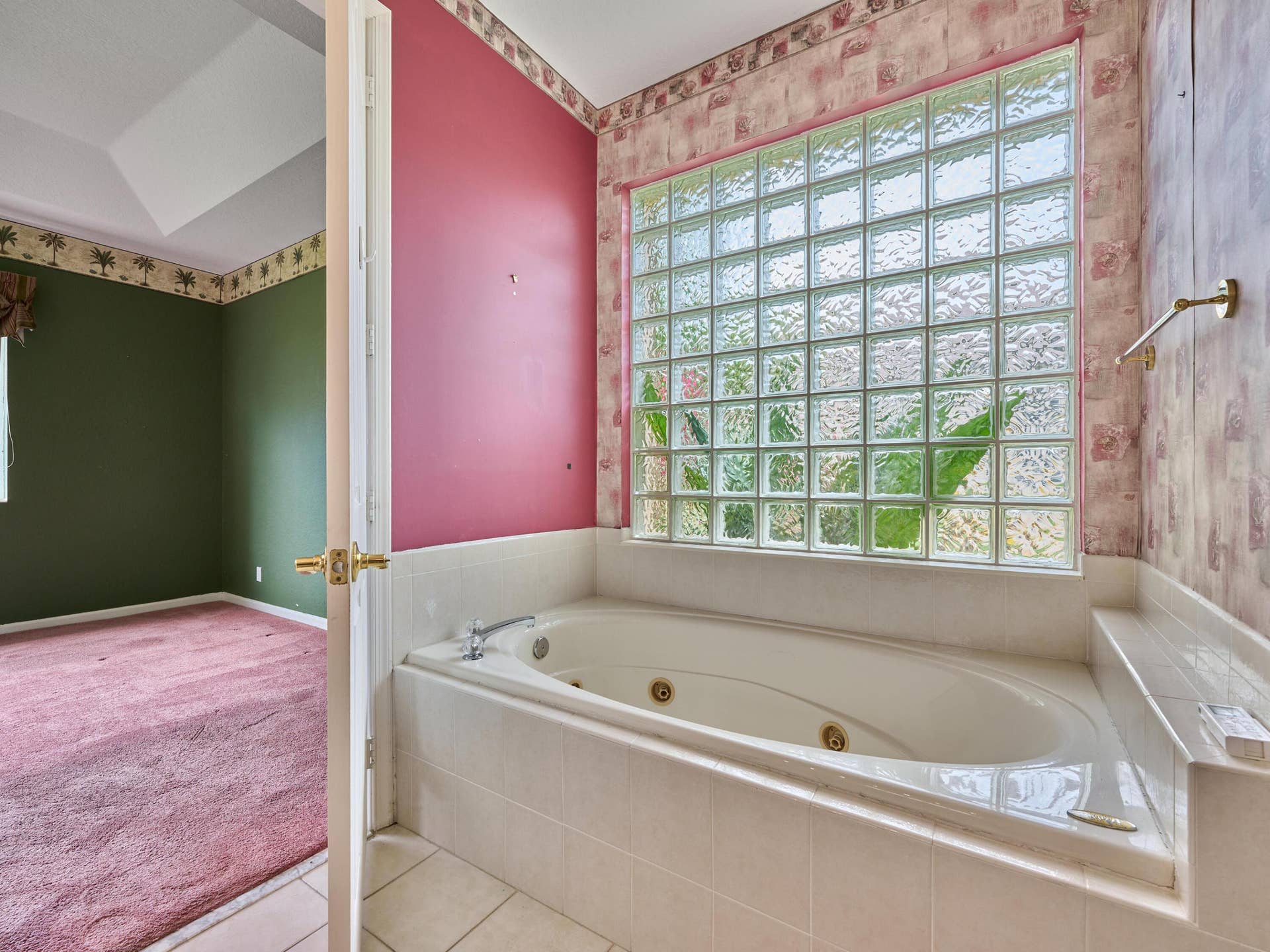 2649 Clipper Circle, West Palm Beach, FL 33411 Primary Bath Jetted tub