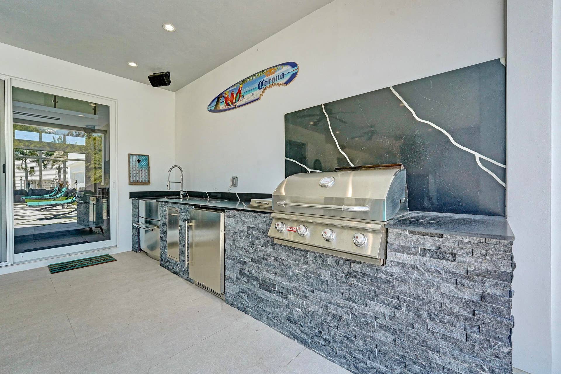 Patio. Outdoor Kitchen
