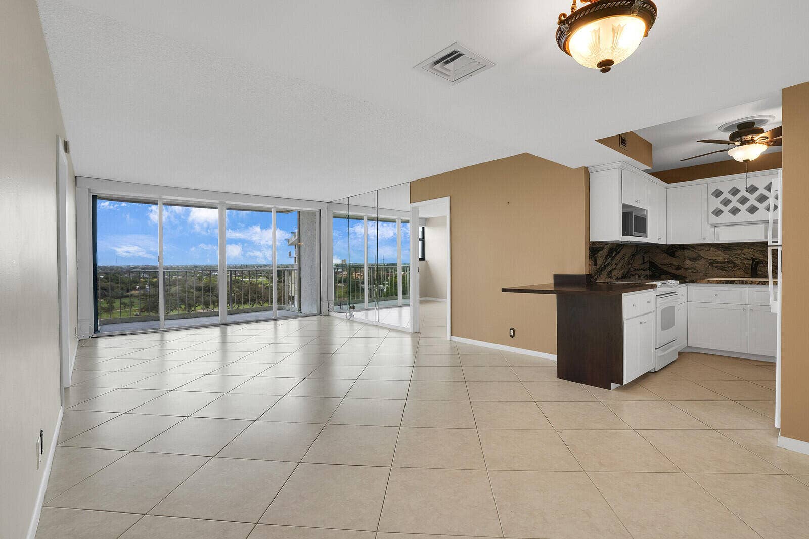 336 Golfview Road, #1115, North Palm Beach, FL 33408 Dining area / Kitchen