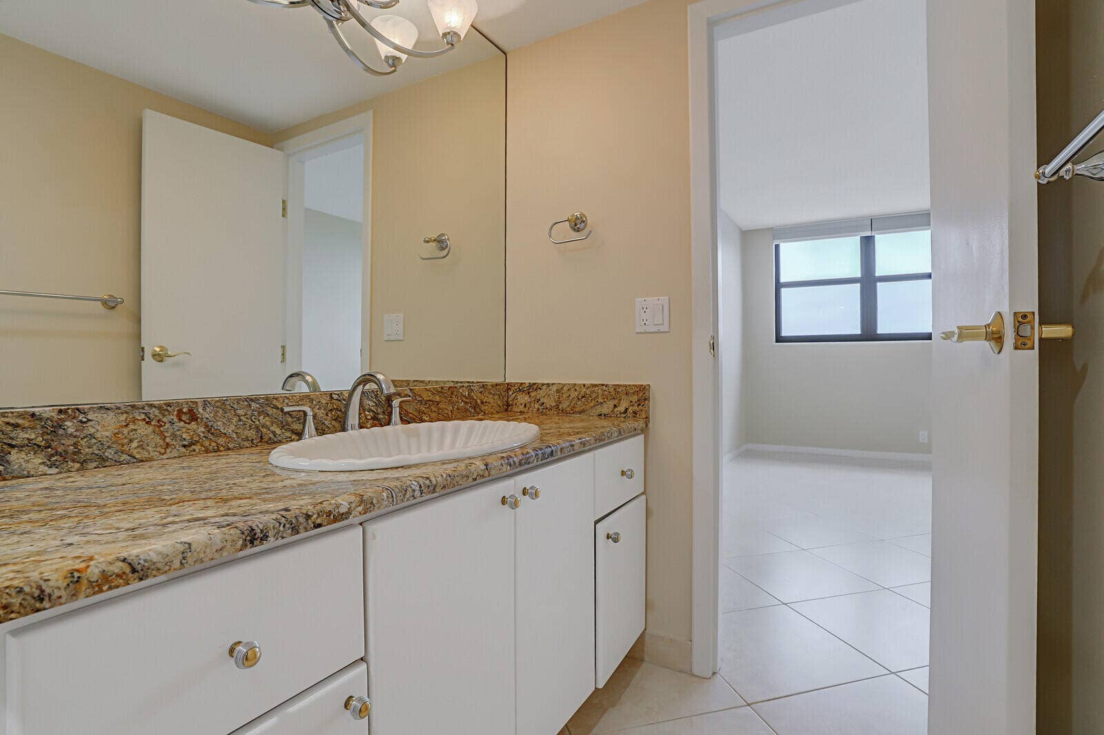 336 Golfview Road, #1115, North Palm Beach, FL 33408 Guest Bathroom