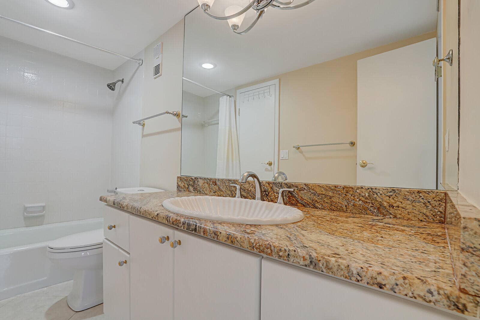 336 Golfview Road, #1115, North Palm Beach, FL 33408 Guest Bathroom