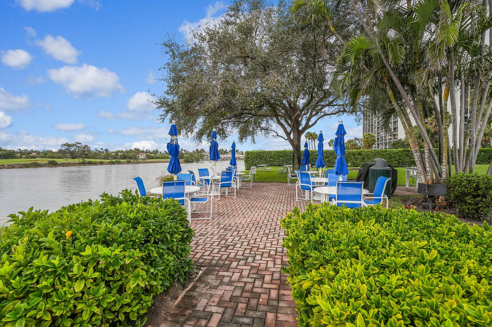 336 Golfview Road, #1115, North Palm Beach, FL 33408 Entertaining area with grill