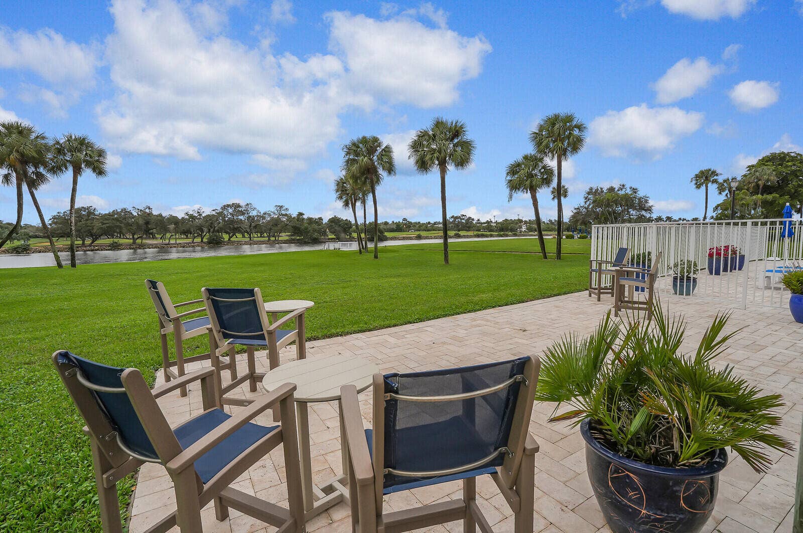 336 Golfview Road, #1115, North Palm Beach, FL 33408 Entertaining area