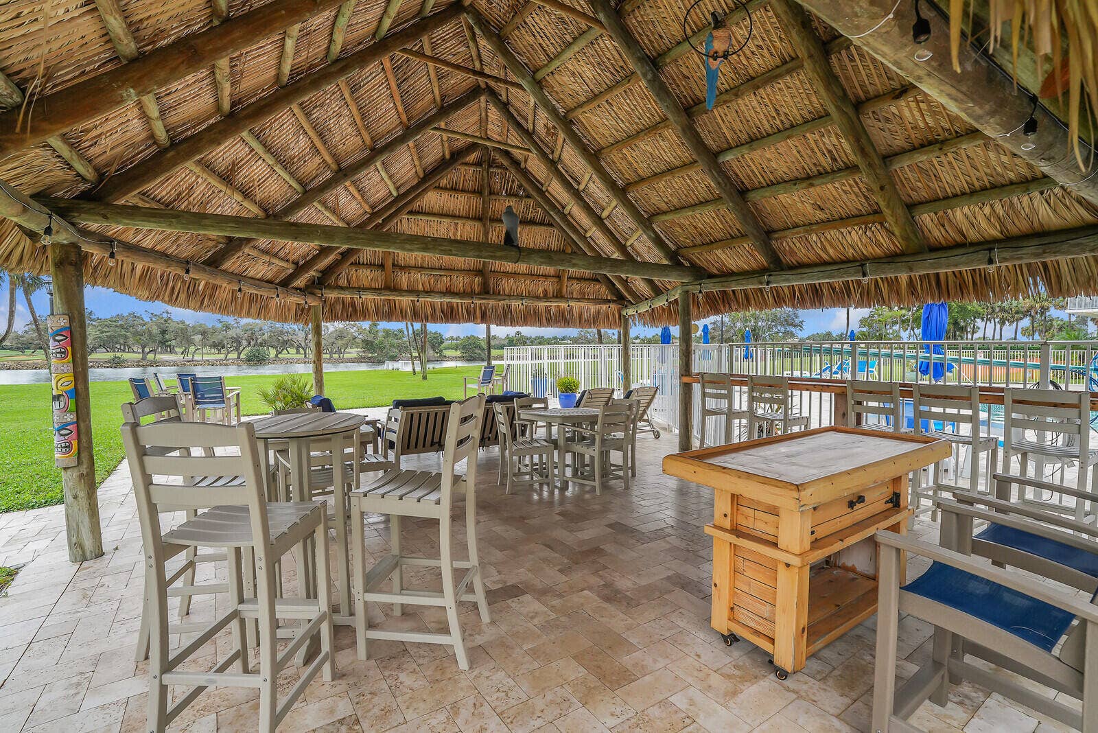 336 Golfview Road, #1115, North Palm Beach, FL 33408 Tiki entertaining area