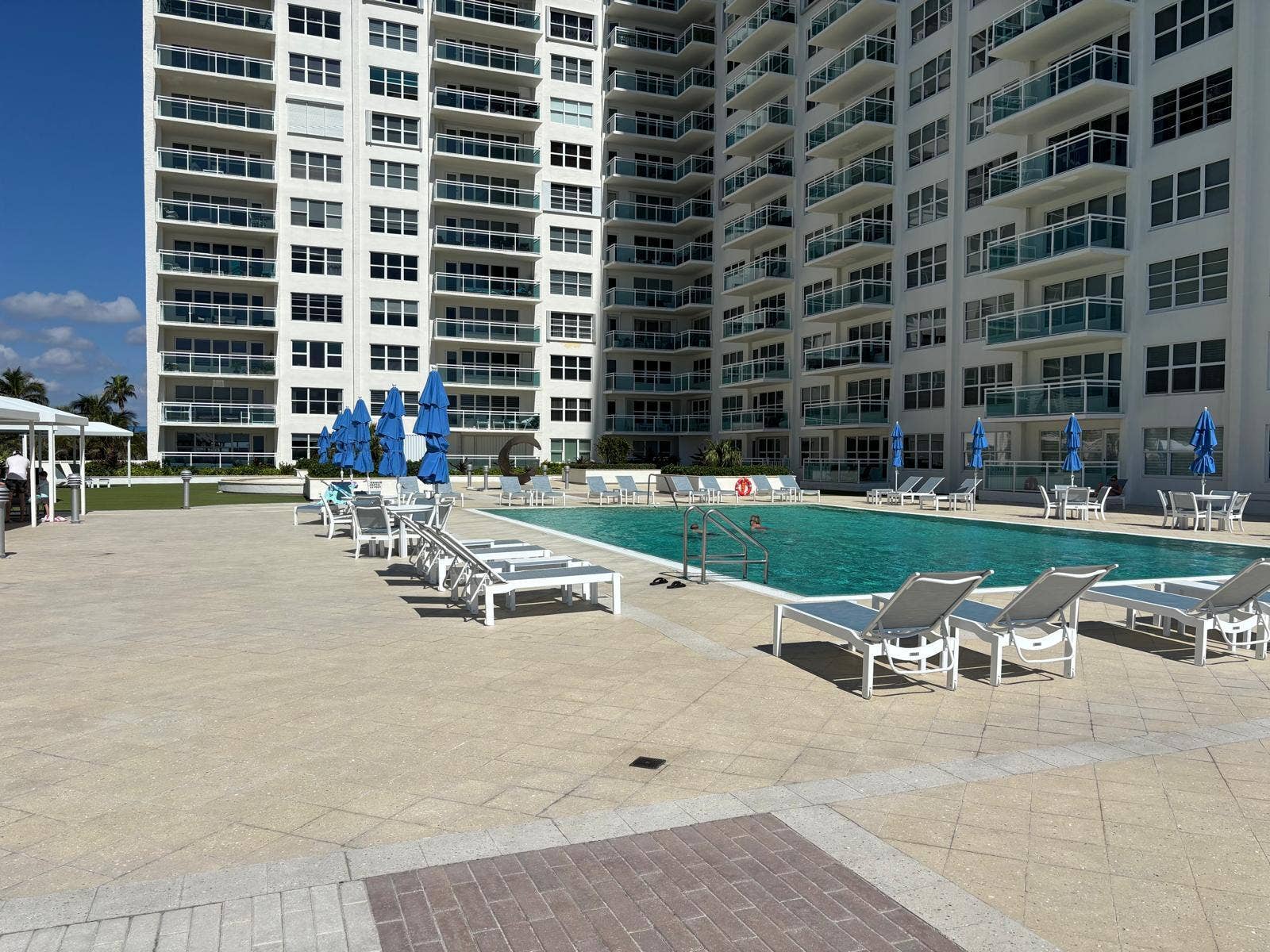3900 Galt Ocean Drive, #608, Fort Lauderdale, FL 33308 Outdoor swimming pool / sun deck
