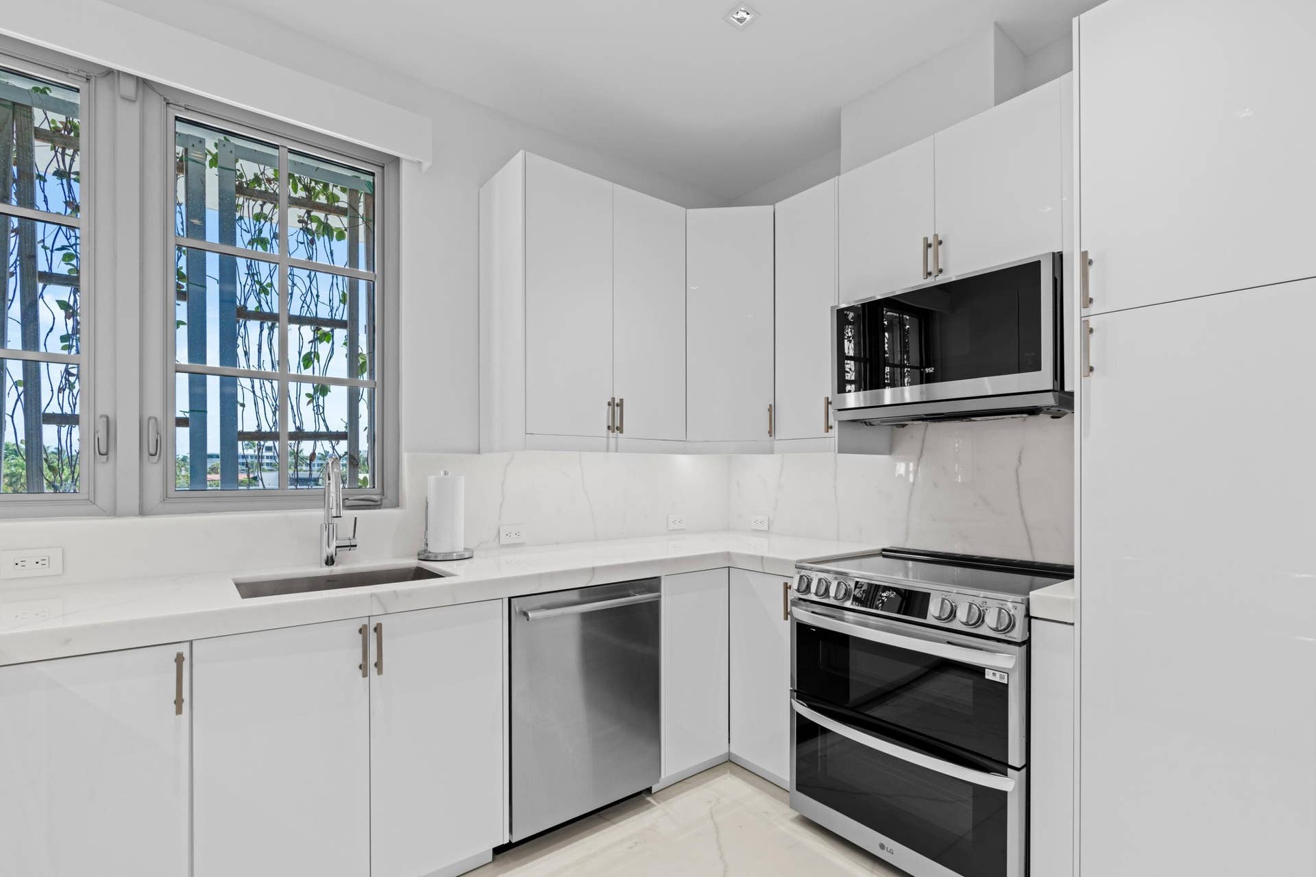 247 Worth Avenue, #Penthouse, Palm Beach, FL 33480 Bright Kitchen