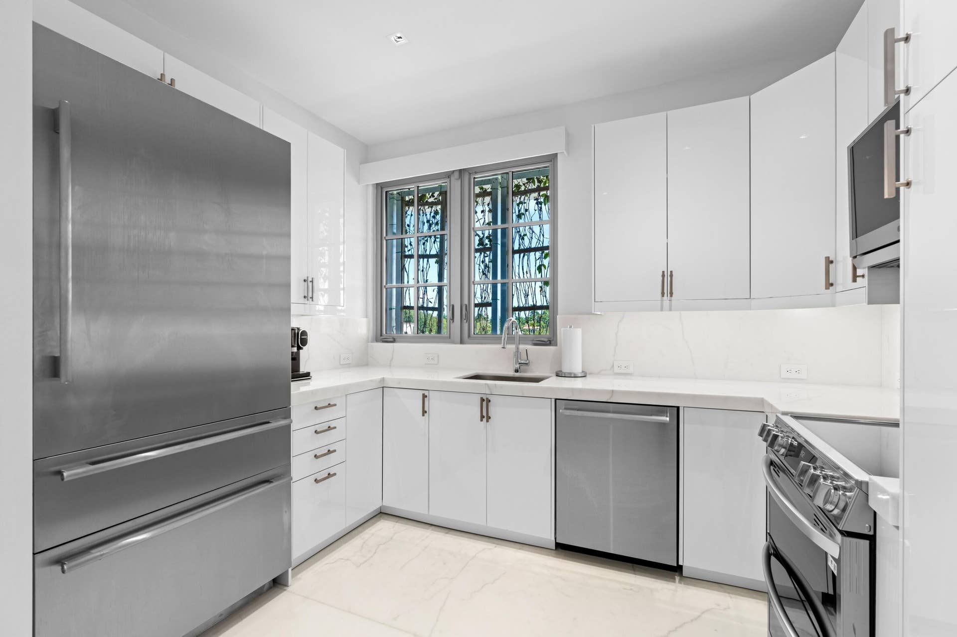 247 Worth Avenue, #Penthouse, Palm Beach, FL 33480 Bright Kitchen