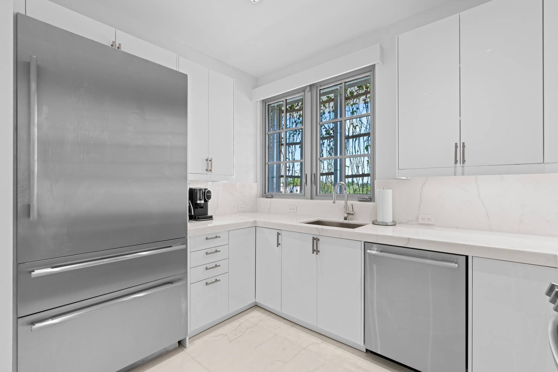 247 Worth Avenue, #Penthouse, Palm Beach, FL 33480 Bright Kitchen