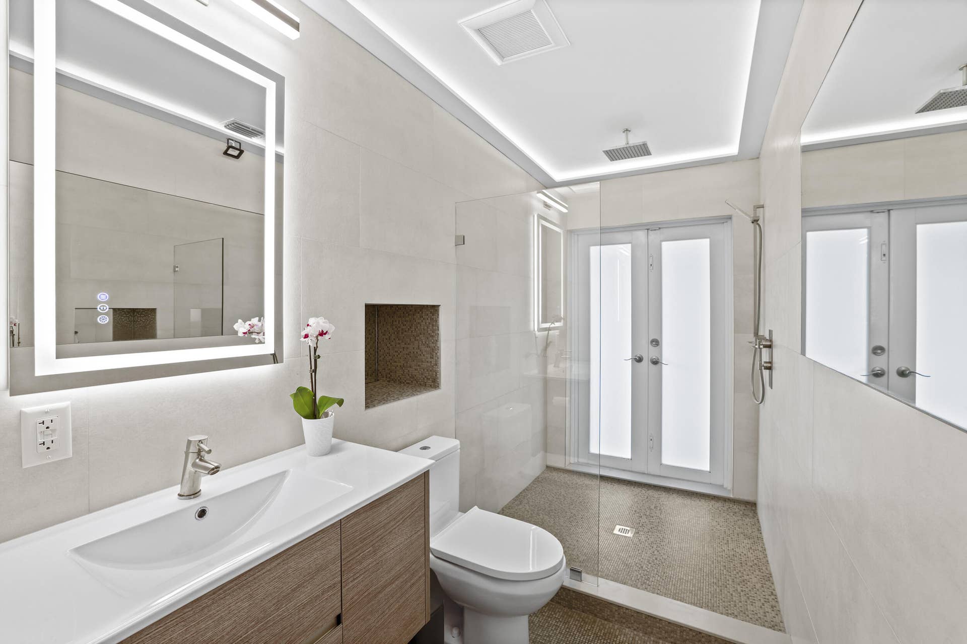 1321 Tangelo Isle, Fort Lauderdale, FL 33315 Cabana Bath for the hot tub or the original EnSuite.