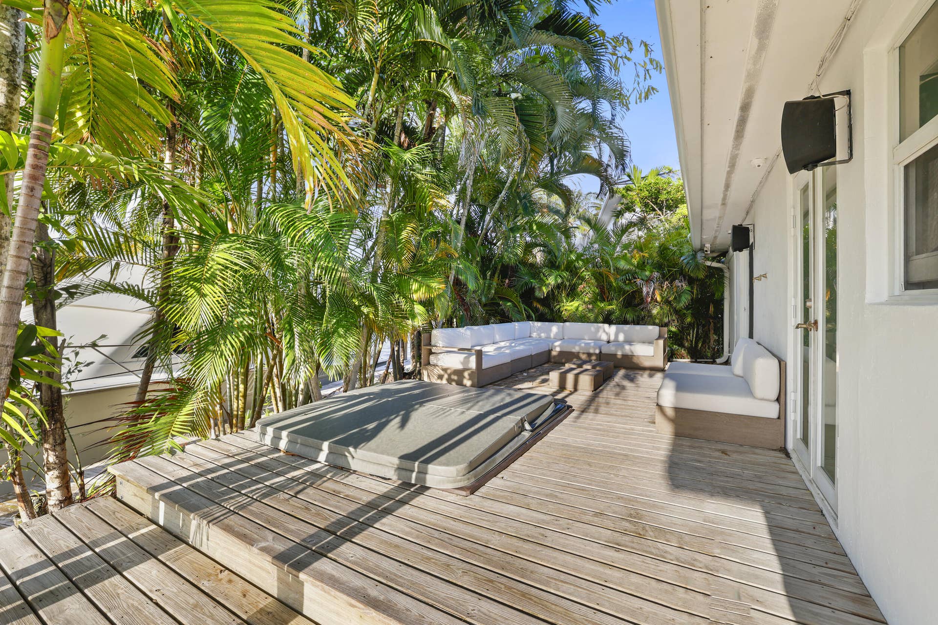 1321 Tangelo Isle, Fort Lauderdale, FL 33315 Private Hot tub lounge Area