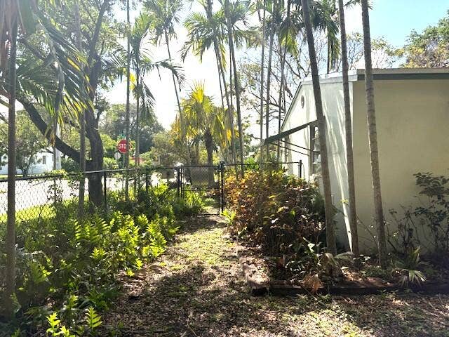 511 SW 2nd Avenue, Dania Beach, FL 33004 511yard1