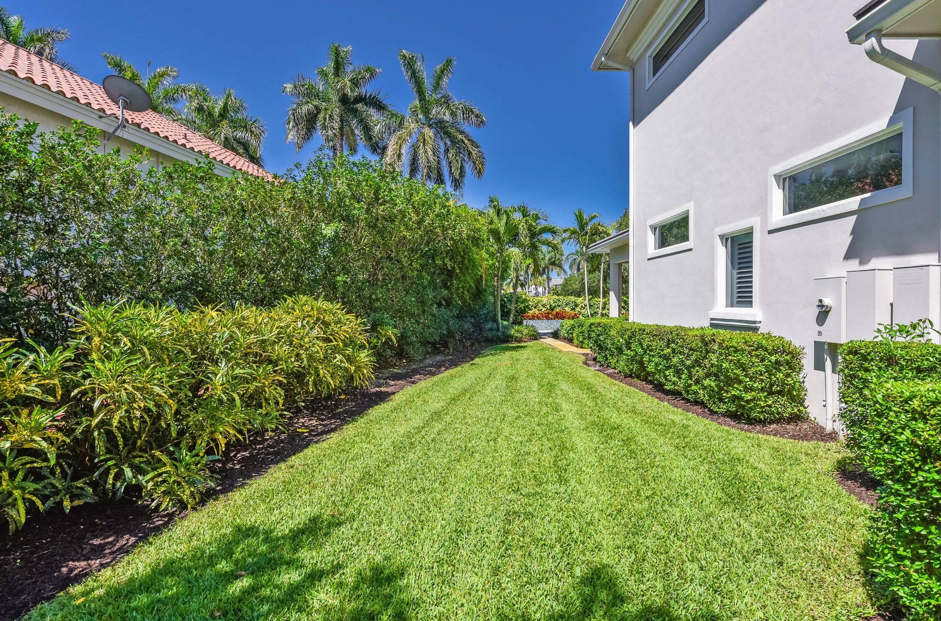 17661 Scarsdale Way, Boca Raton, FL 33496 side yard