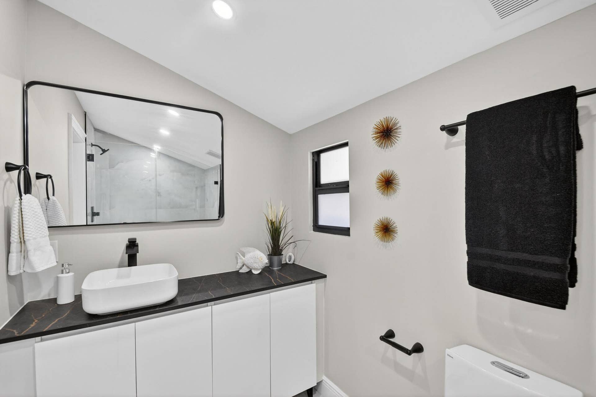 308 Greymon Drive, West Palm Beach, FL 33405 Ground floor en-suite bath