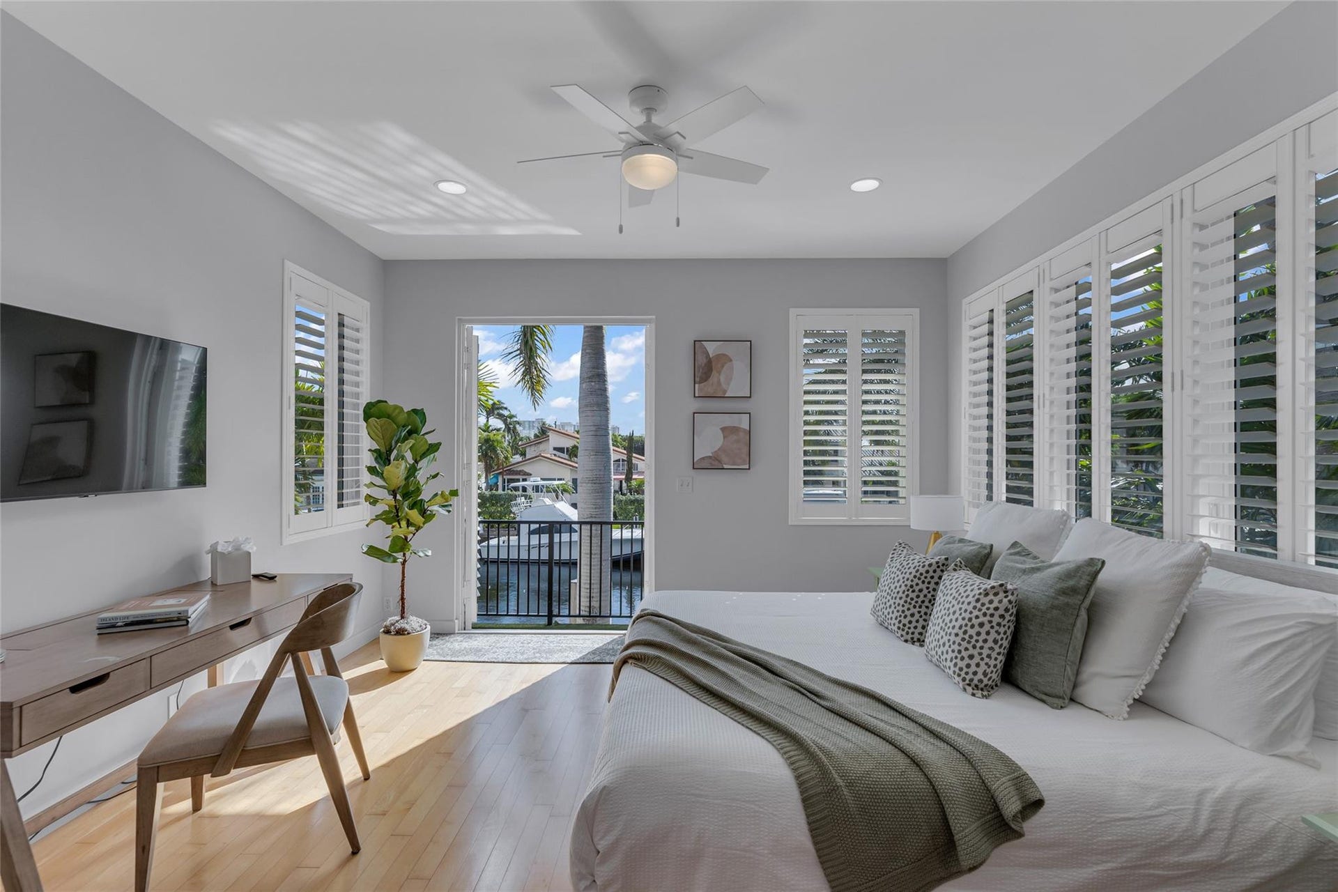 272 Imperial Lane, Lauderdale By The Sea, FL 33308 Primary (Upstairs) En Suite / King Size Bed/ Rooftop Terrace