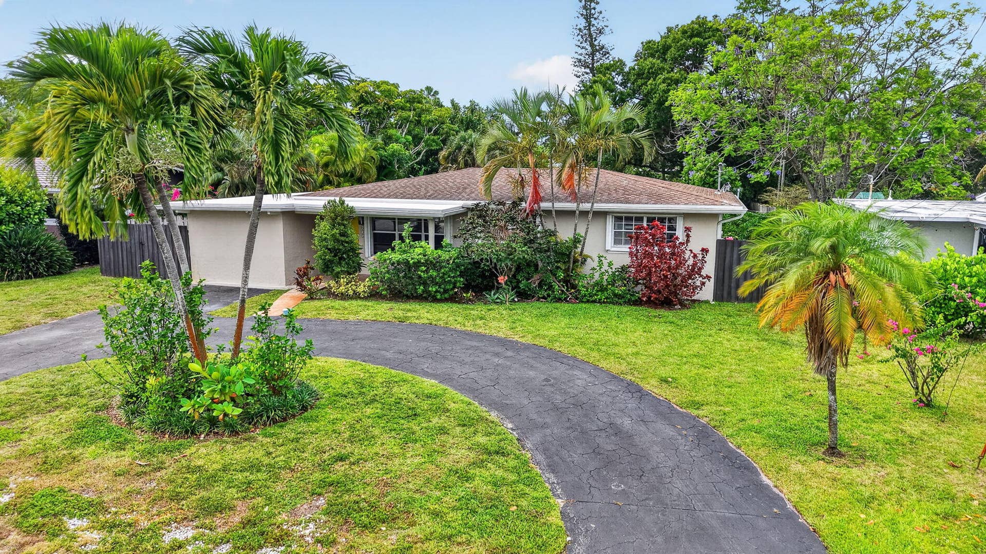 633 NW 30th Street, Wilton Manors, FL 33311 47-web-or-mls-DJI_20260512161747_0756_D