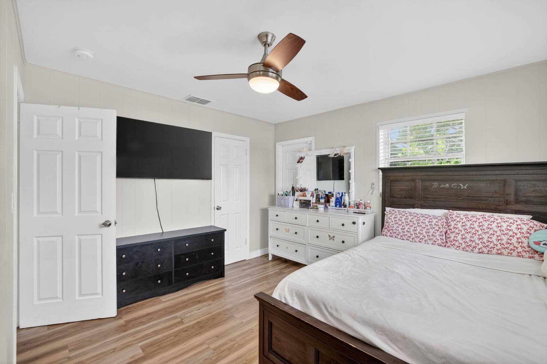633 NW 30th Street, Wilton Manors, FL 33311 23-web-or-mls-B699A1084