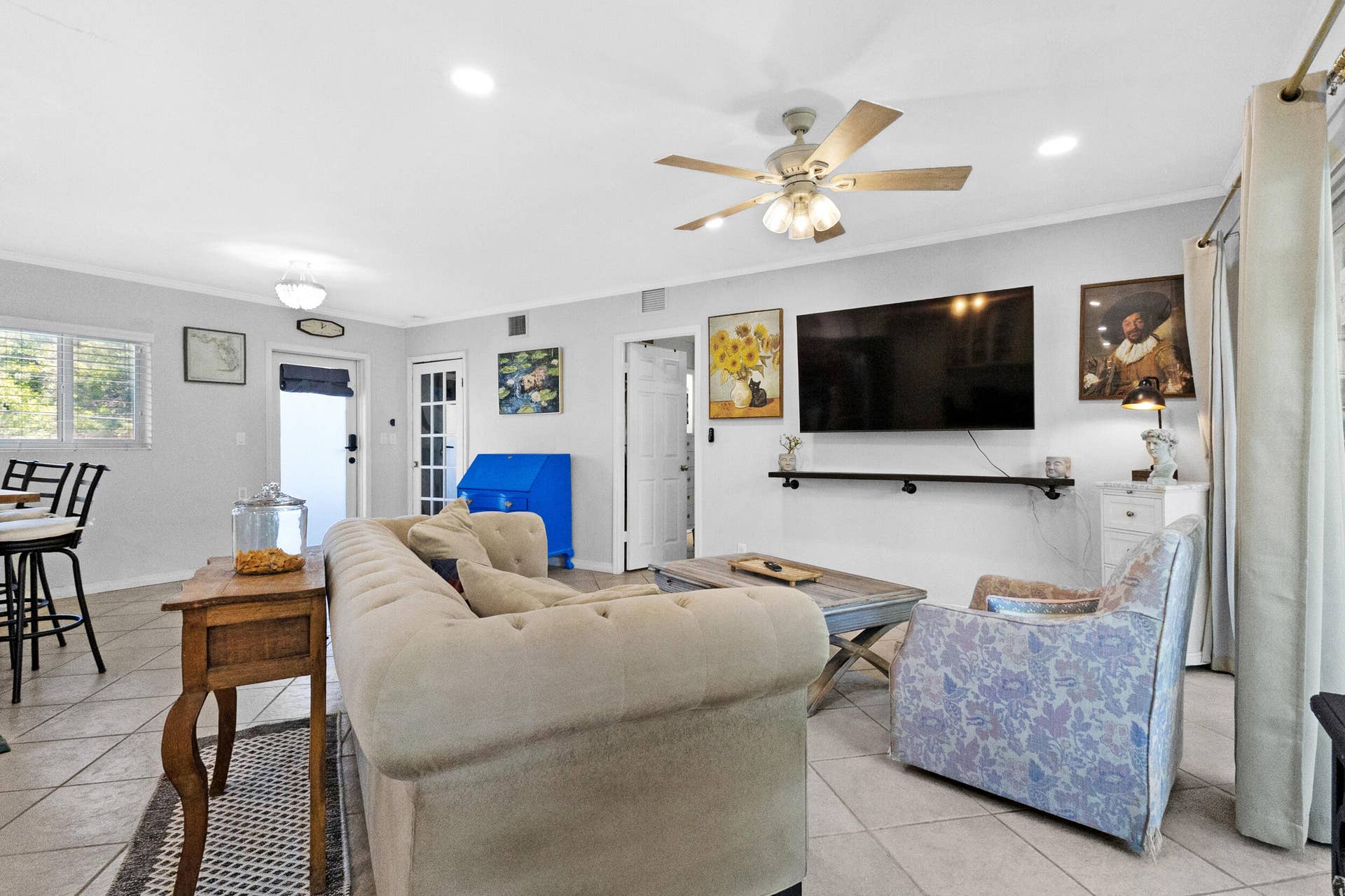 1000 SE 4th Street, #209-210, Fort Lauderdale, FL 33301 Large living area