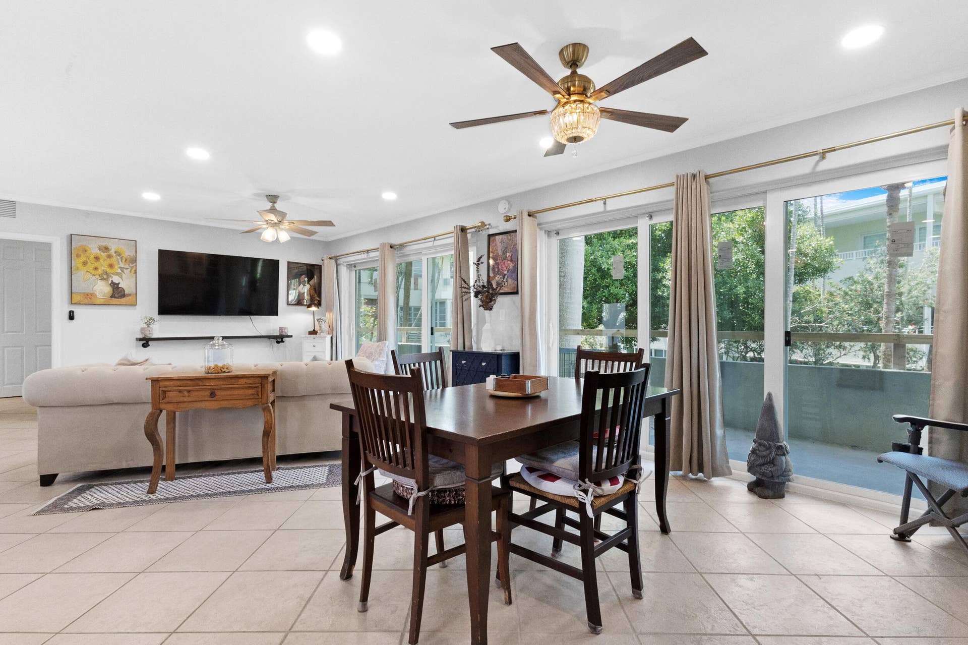 1000 SE 4th Street, #209-210, Fort Lauderdale, FL 33301 Great room with living & Dining