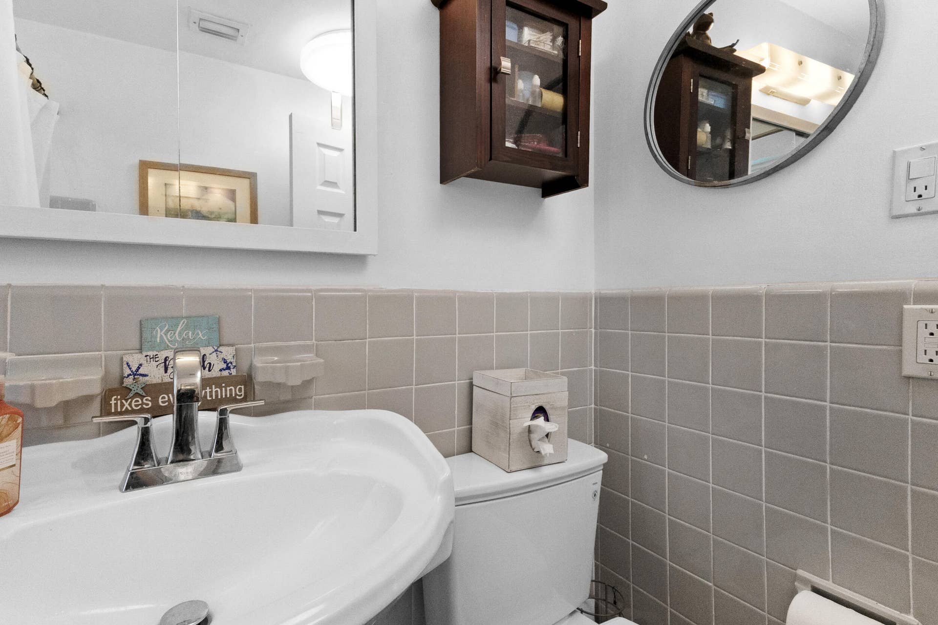 1000 SE 4th Street, #209-210, Fort Lauderdale, FL 33301 Guest bathroom