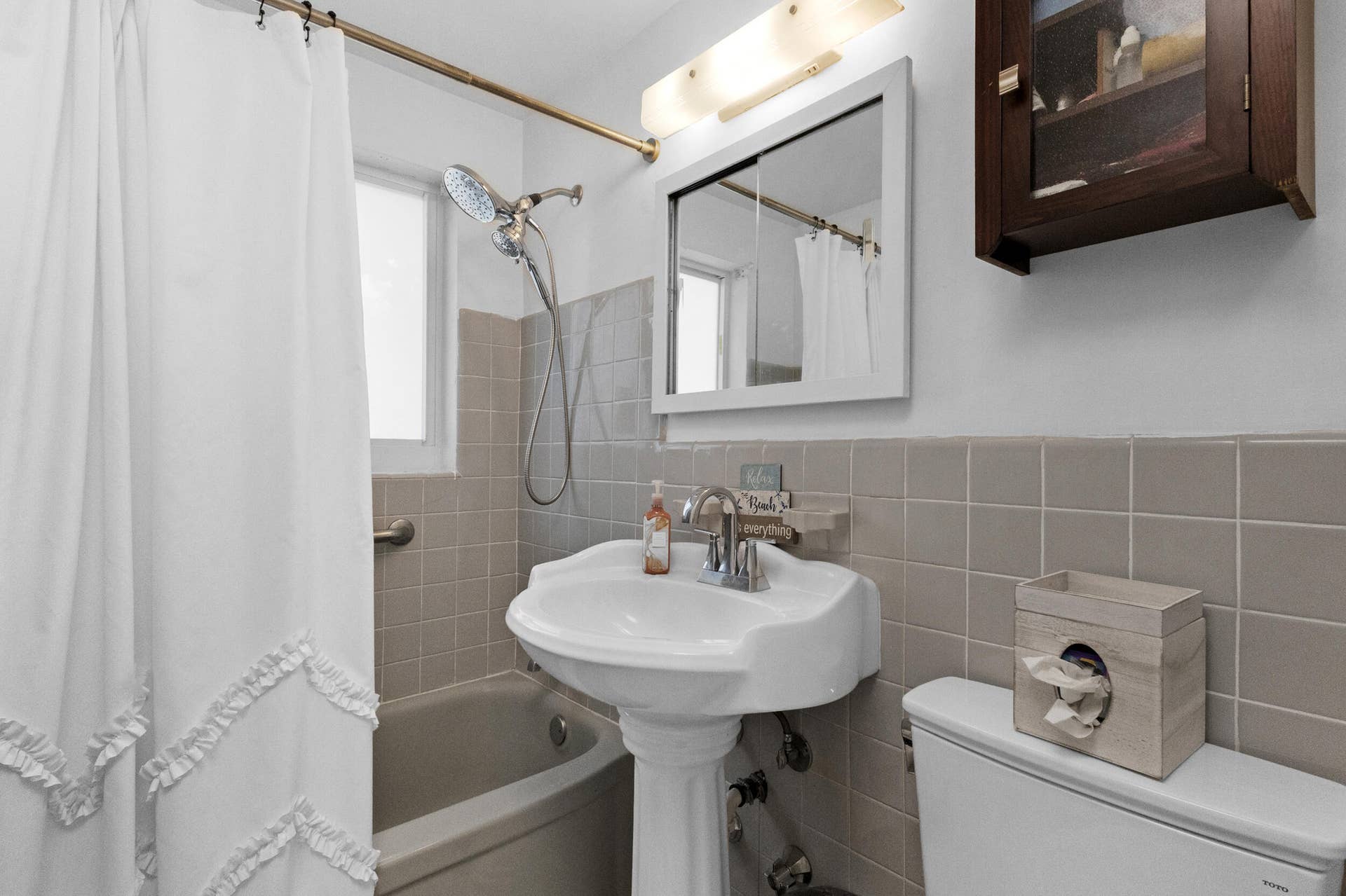 1000 SE 4th Street, #209-210, Fort Lauderdale, FL 33301 Guest Bathroom