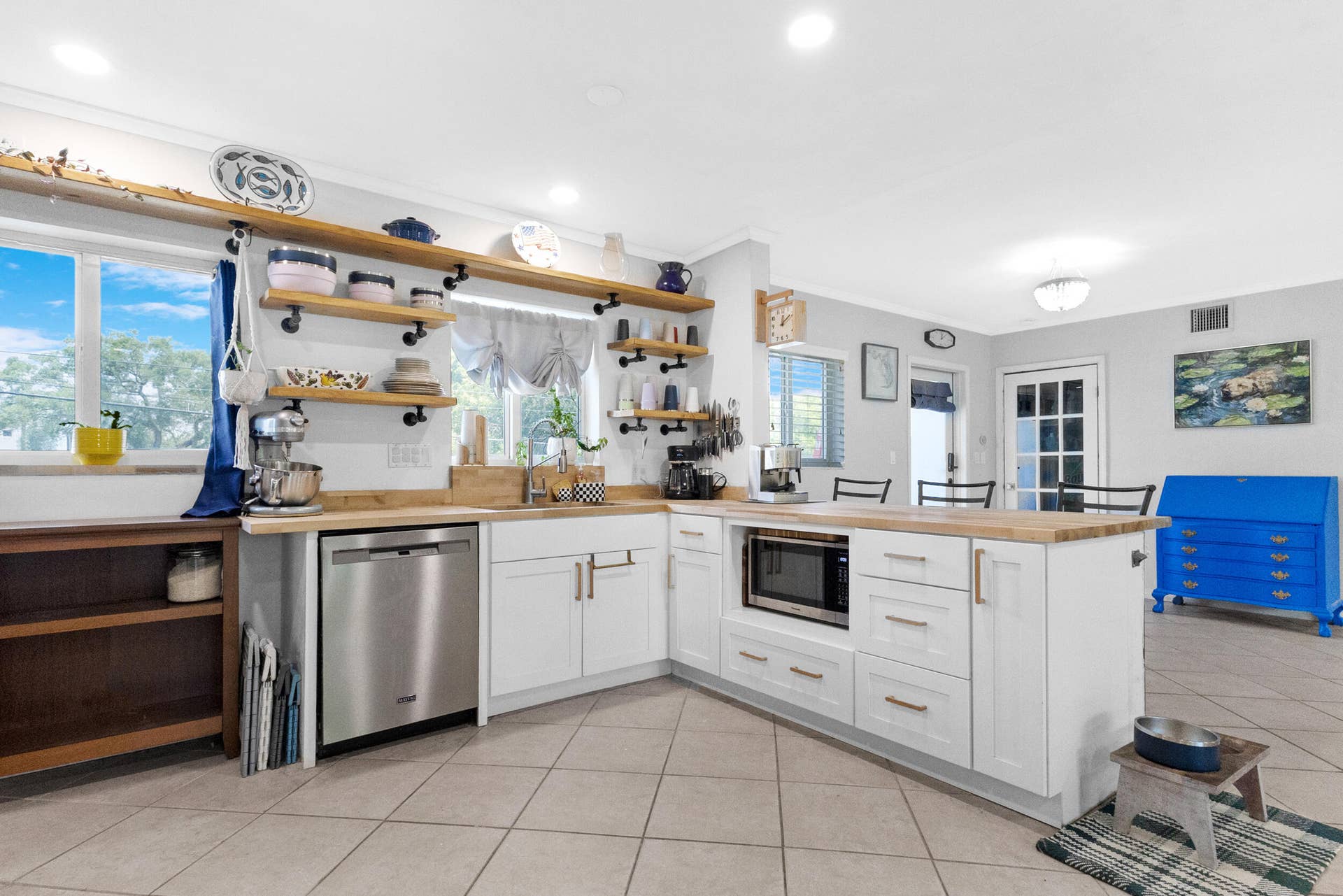 1000 SE 4th Street, #209-210, Fort Lauderdale, FL 33301 Open modern European kitchen with newer appliances
