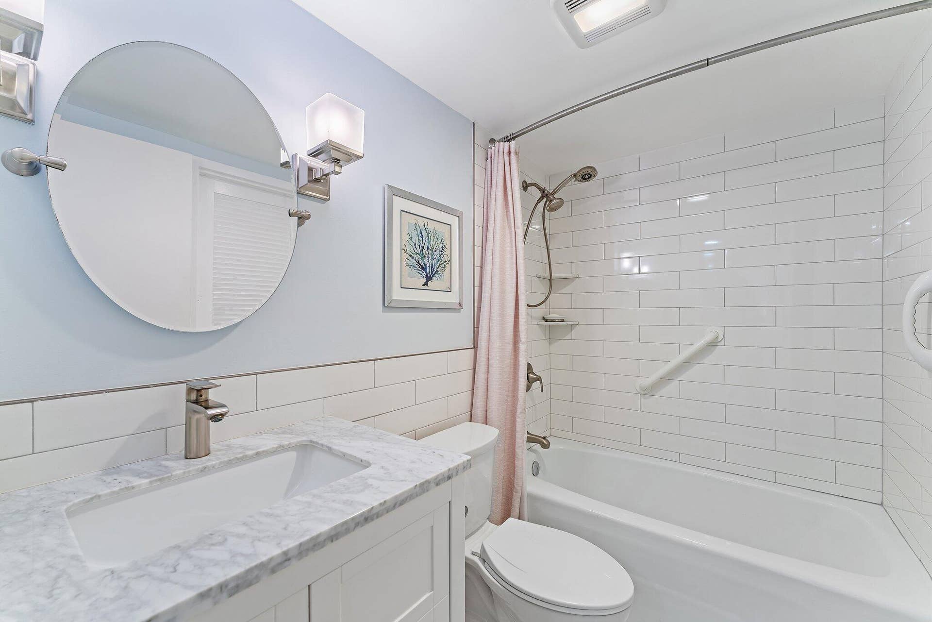 5480 N Ocean Drive, #B6b, Singer Island, FL 33404 Hall/ En suite bathroom