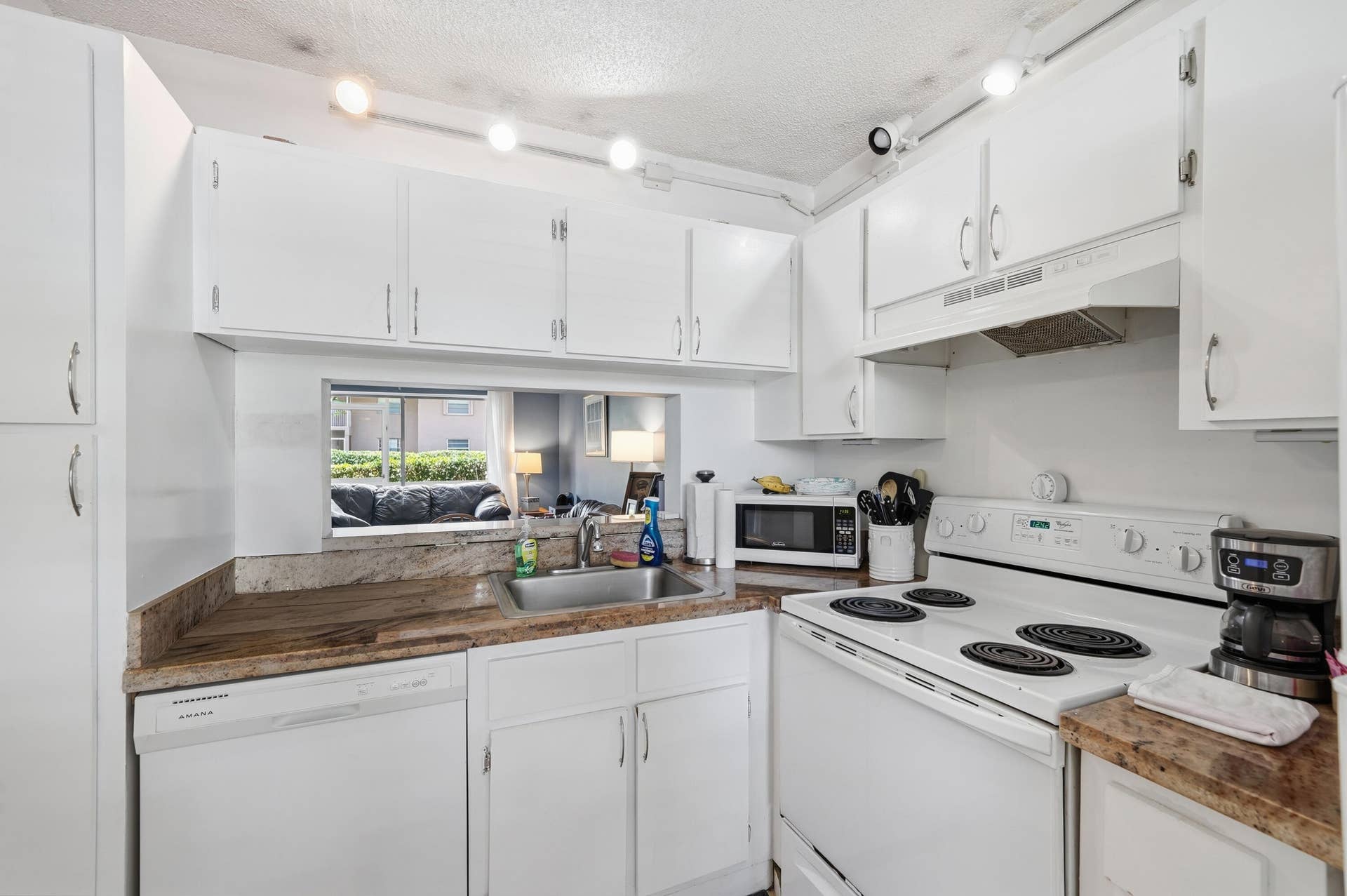 8840 Royal Palm Boulevard, #105-7, Coral Springs, FL 33065 Kitchen